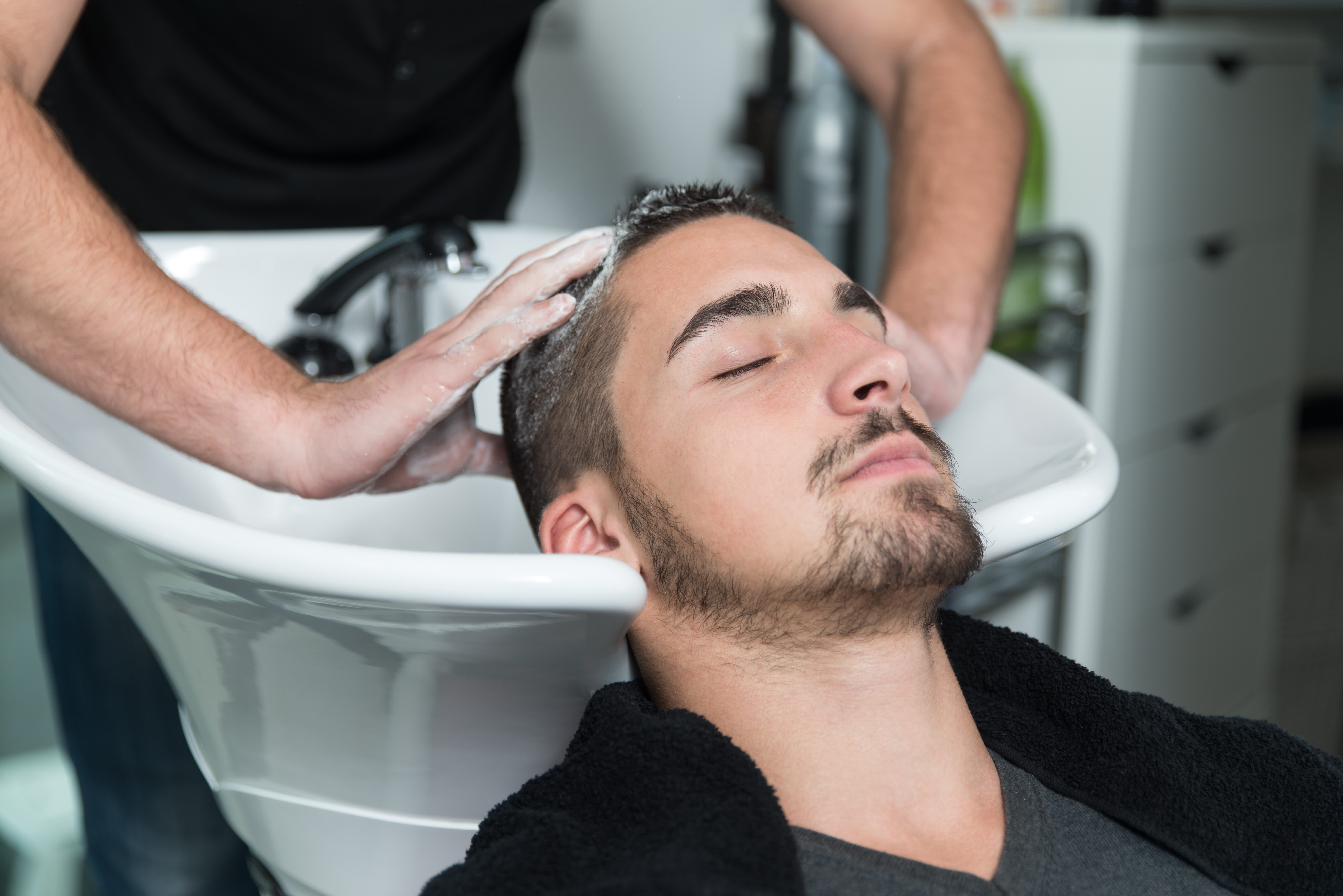 Hispanic hair dresser lets massage soles