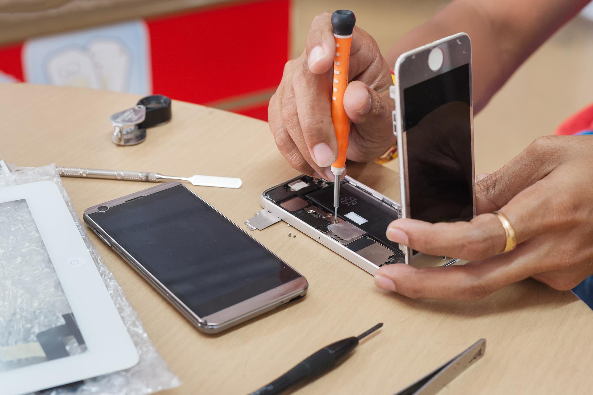 Eazy Unlocking Solutions - Phone Repair Shop in Washington