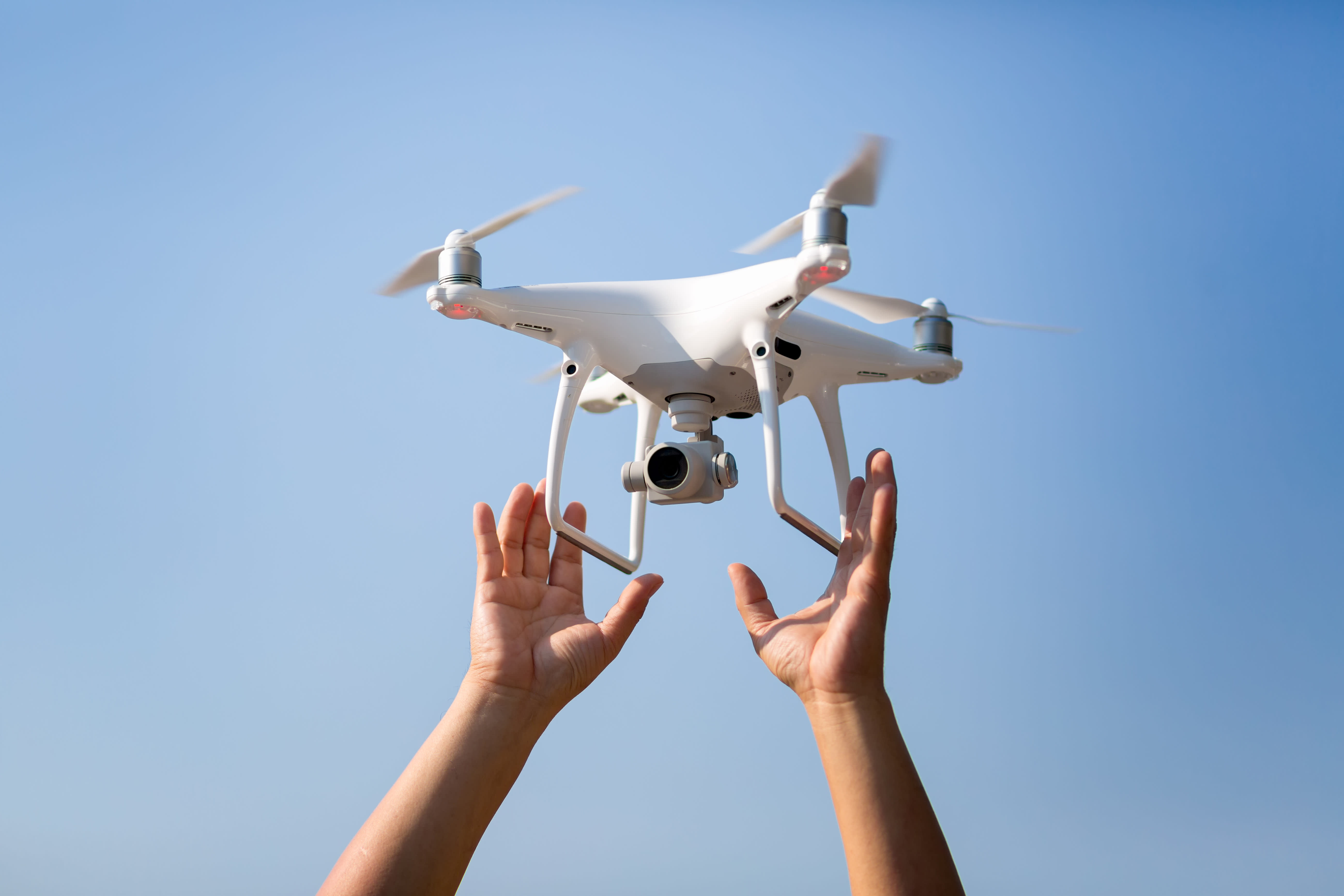 маленький самолет с y образным штурвалом. дрон с белыми лопастями. самолеты боинг и аэробус. самолет вверх вниз. мужчина в костюме летит.