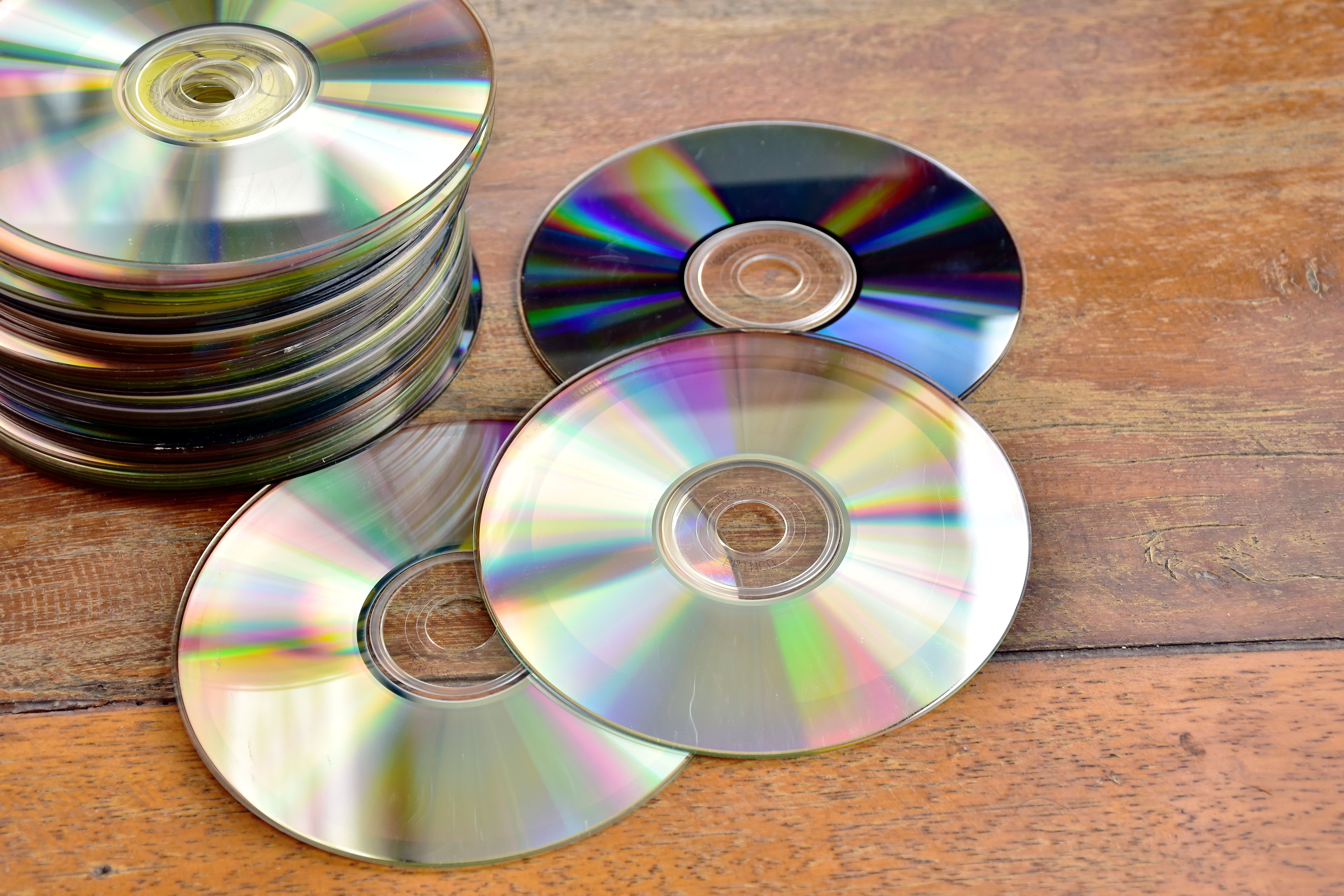 Cd s ru. Оптические лазерные диски. Компьютерный диск. Оптические компакт диски. CD DVD диски.