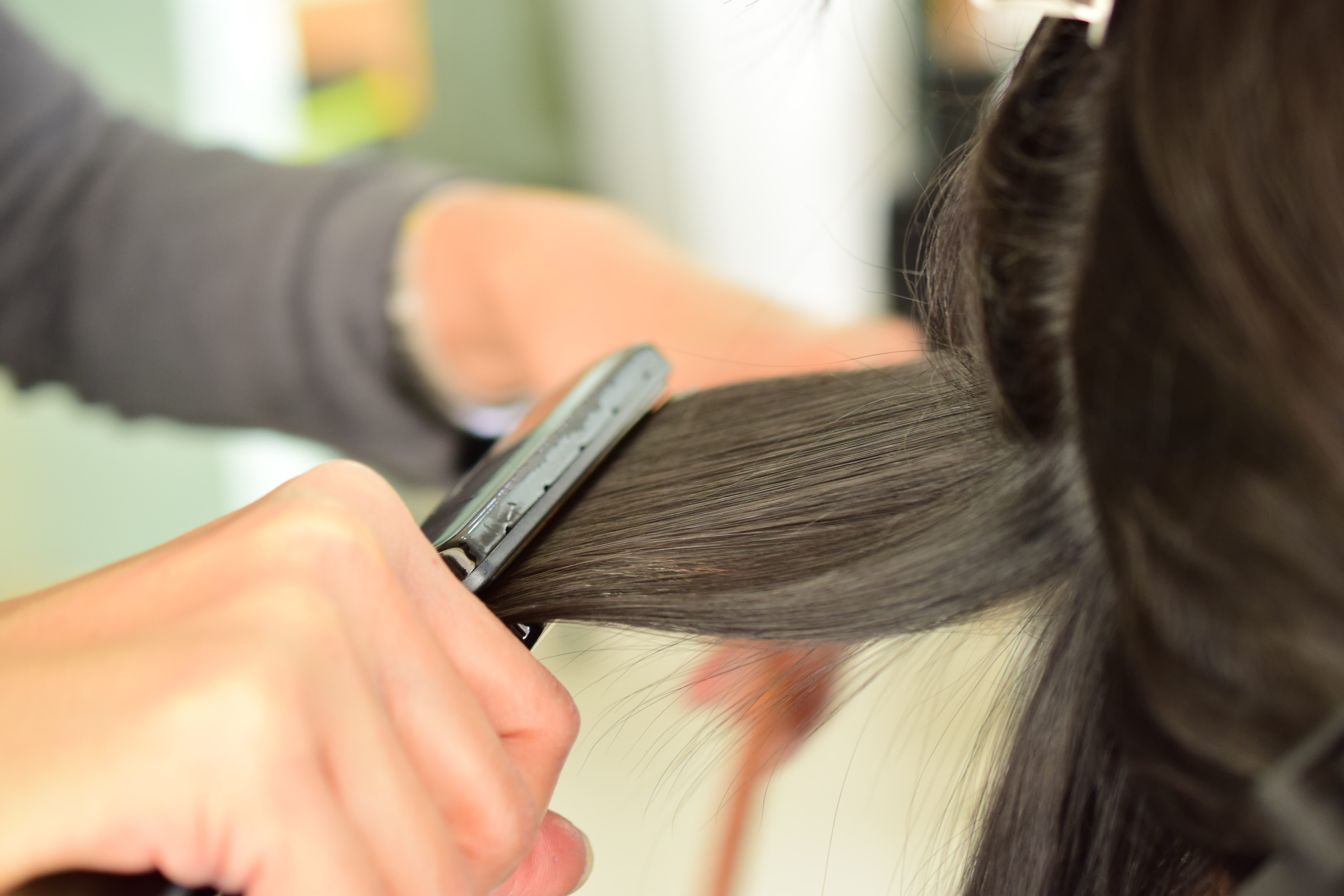 Волос можно повторить. Рваной стрижки наращивание. Выпрямление волос примеры. Выпрямляют девушке волосы в салоне. Чип выпрямляет волосы.