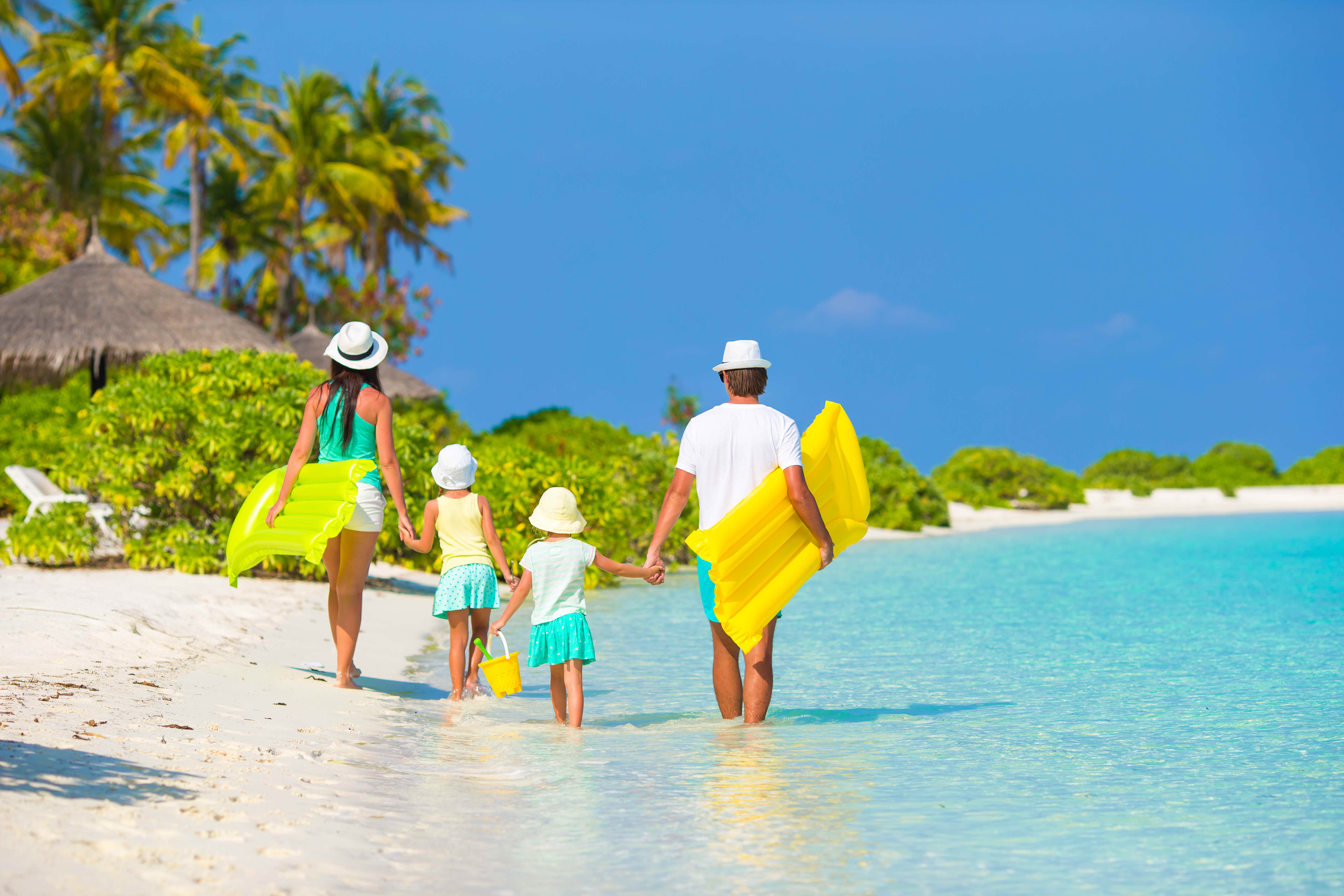 Отдых за границей куда поехать. Семья на Бали. Семья на Мальдивах. Путешествие на Мальдивы семьей. Путешествия Мальдивы с детьми.