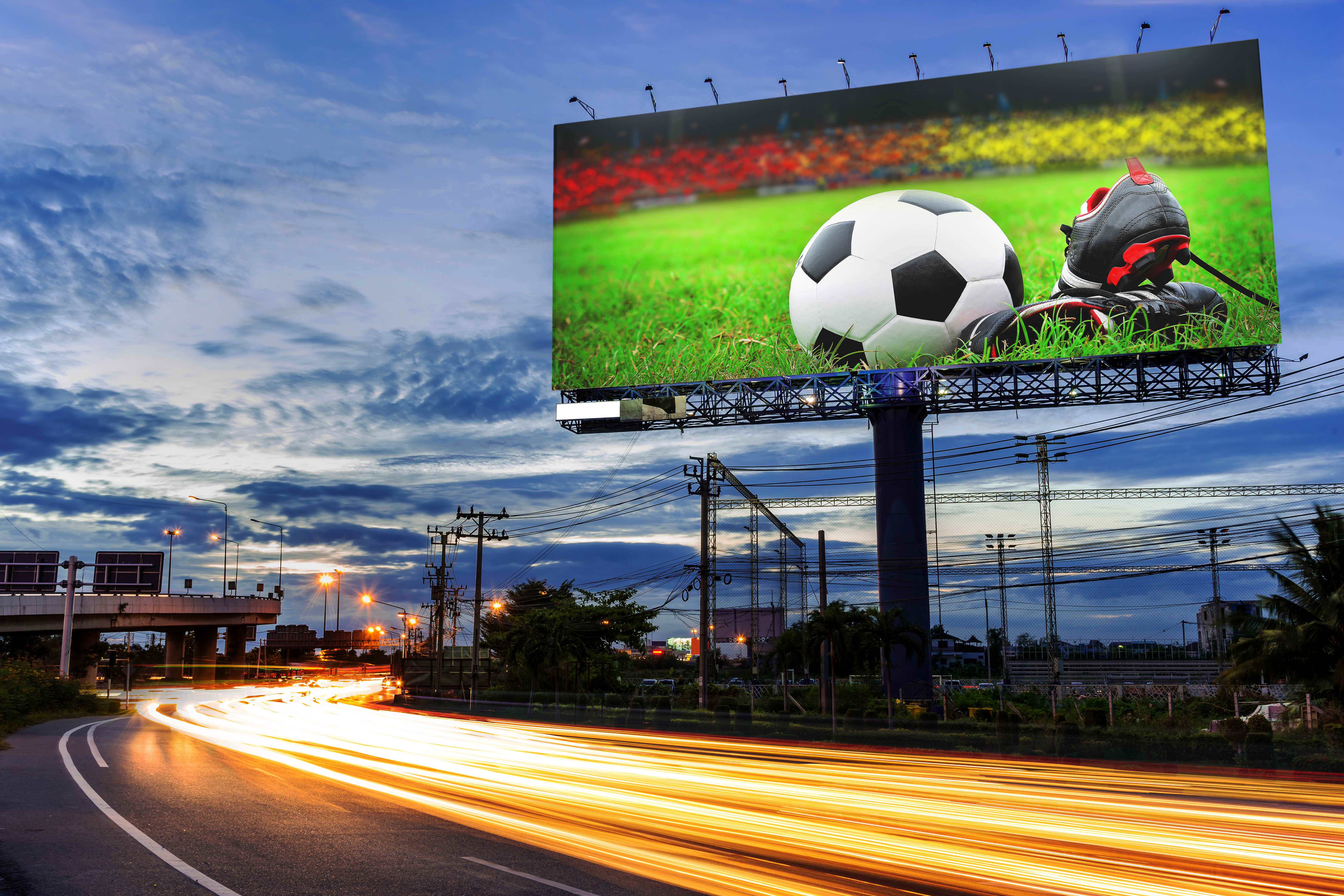 Реклама на стадионе. Уличные рекламные щиты. Рекламные щиты на футбольном стадионе. Рекламные баннеры на стадионе. Светодиодный экран на стадионе.