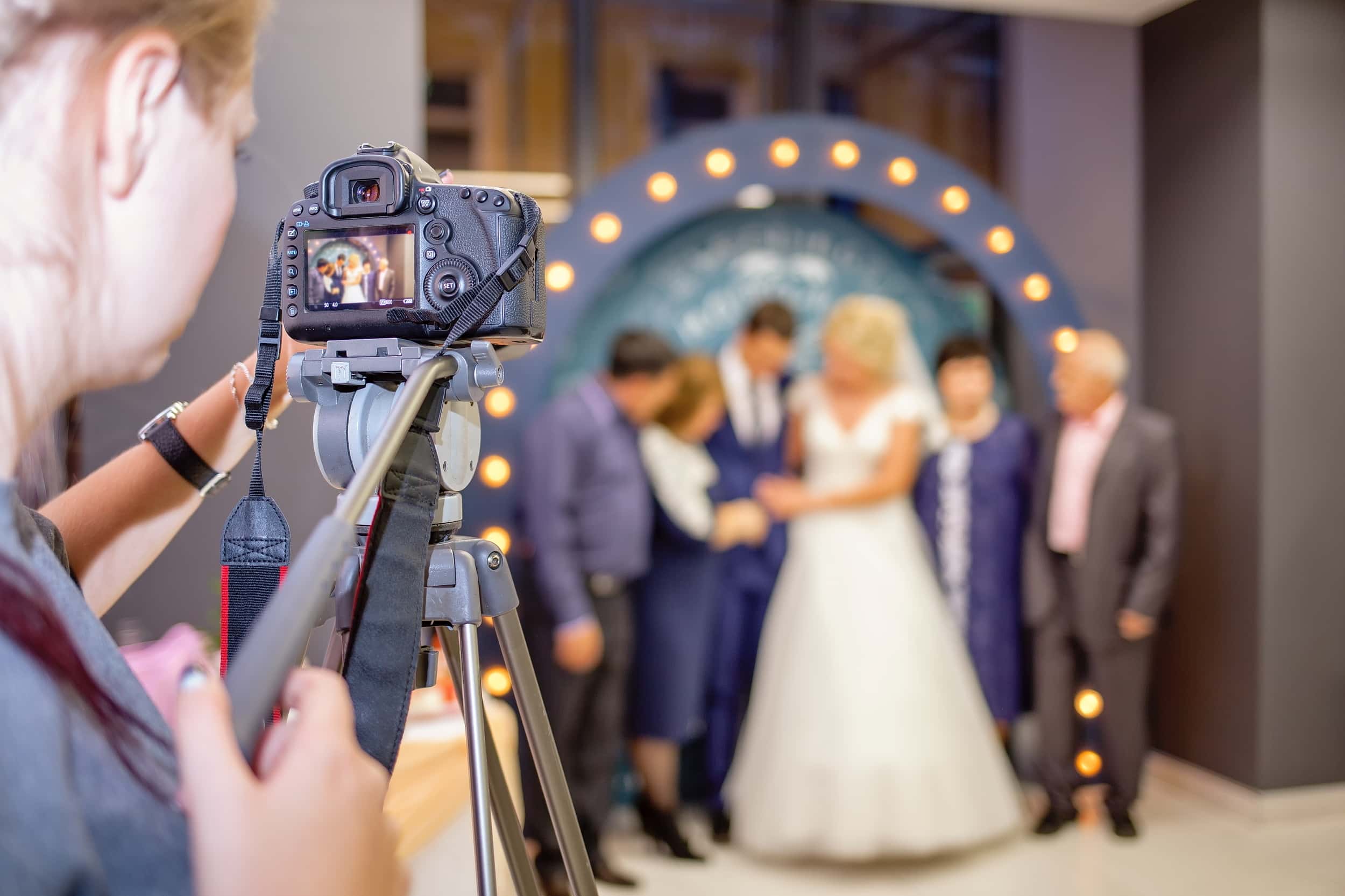 Определить событие по фотографии. Фотограф и видеооператор на свадьбу. Свадебный фотоаппарат. Профессиональная съемка свадьбы. Свадебная видеосъемка.