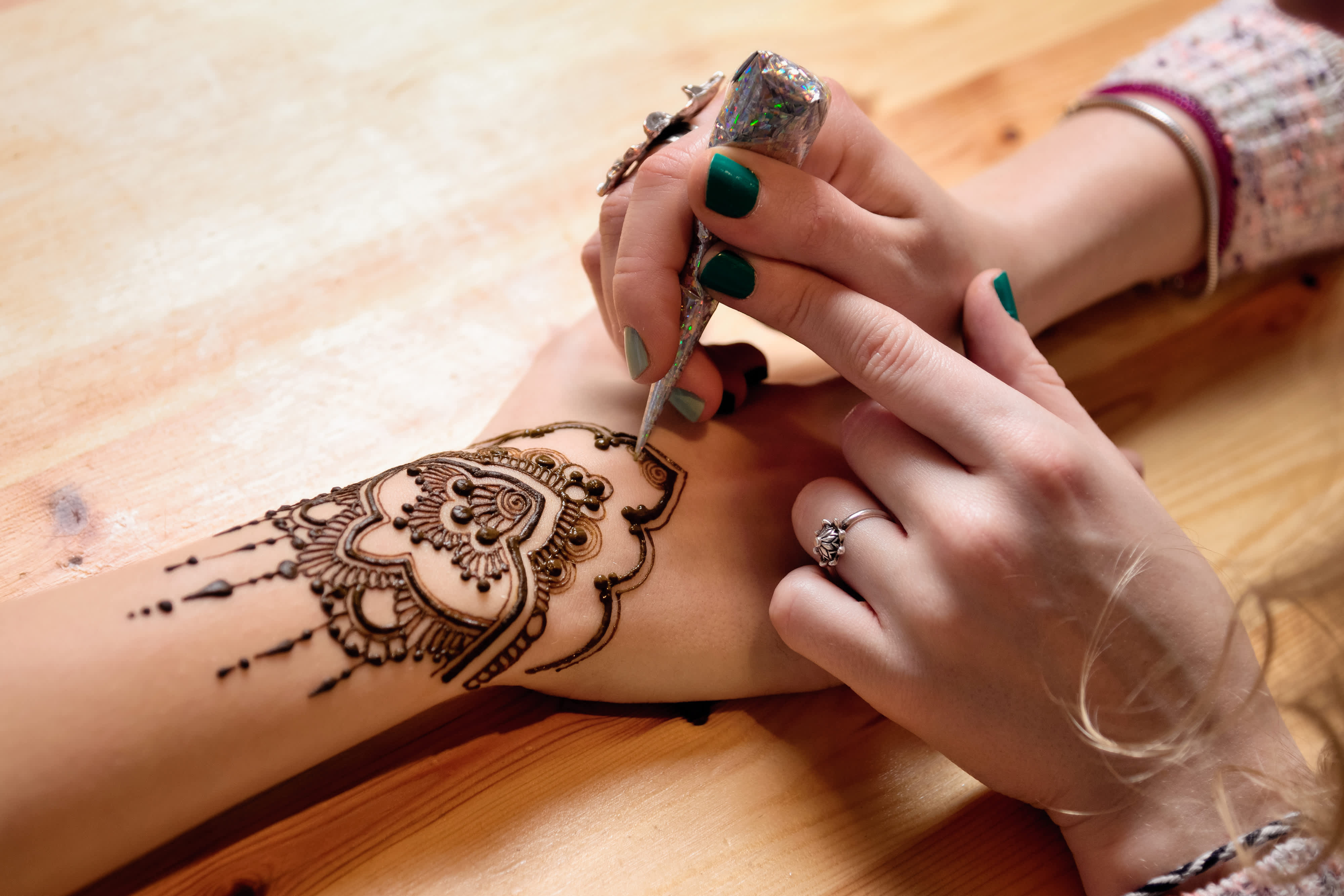 5-Minute Easy and Quick Mehndi Designs for Eid al-Fitr: Make Bracelet Henna  Patterns Around Your Wrists For The Eid Festival (Watch Video Tutorials) |  🙏🏻 LatestLY