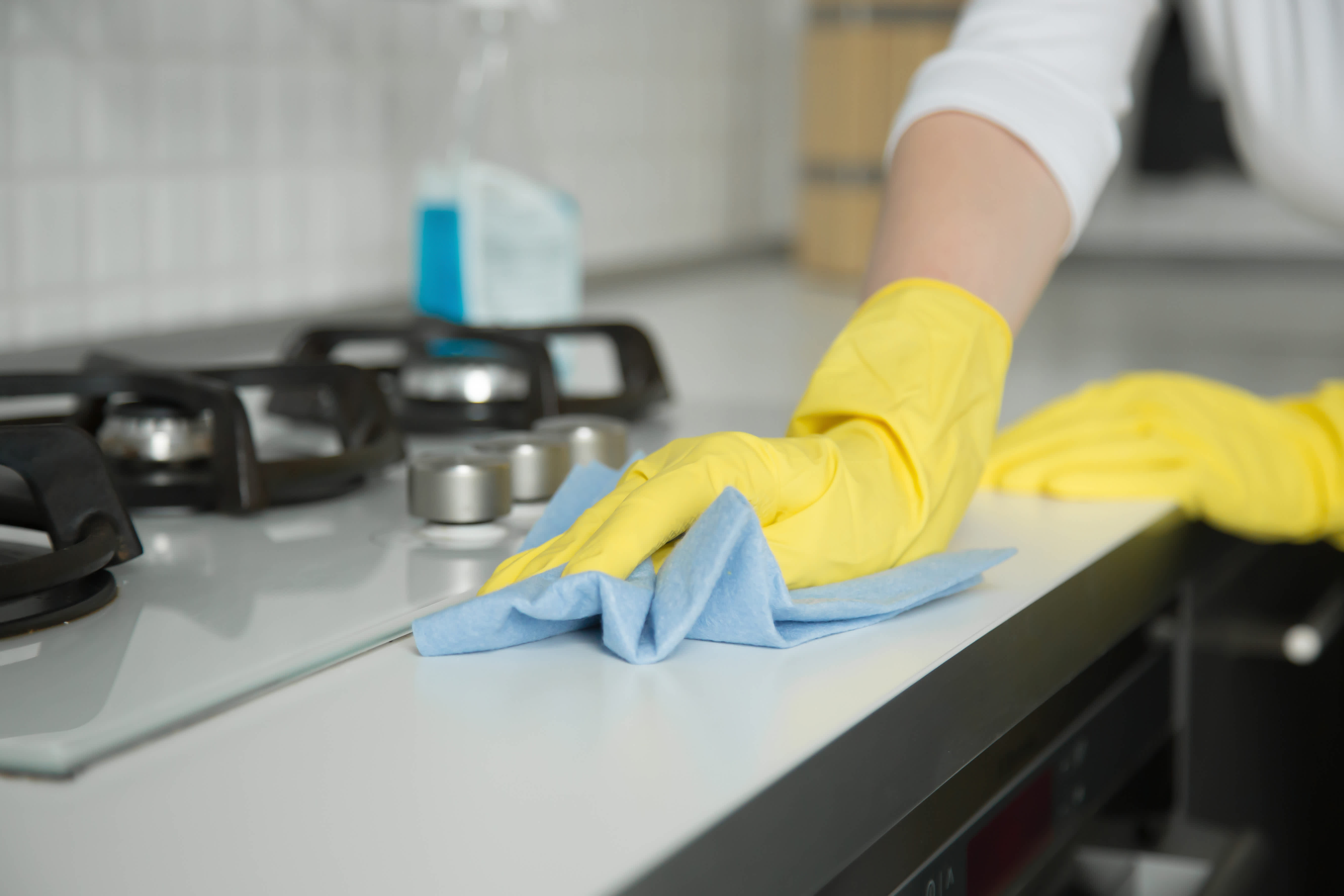Yum cleaning. Уборка на кухне в желтых перчатках. Уборка с резиновыми перчатками. Перчатки для влажной уборки. Перчатки резиновые для клининга.
