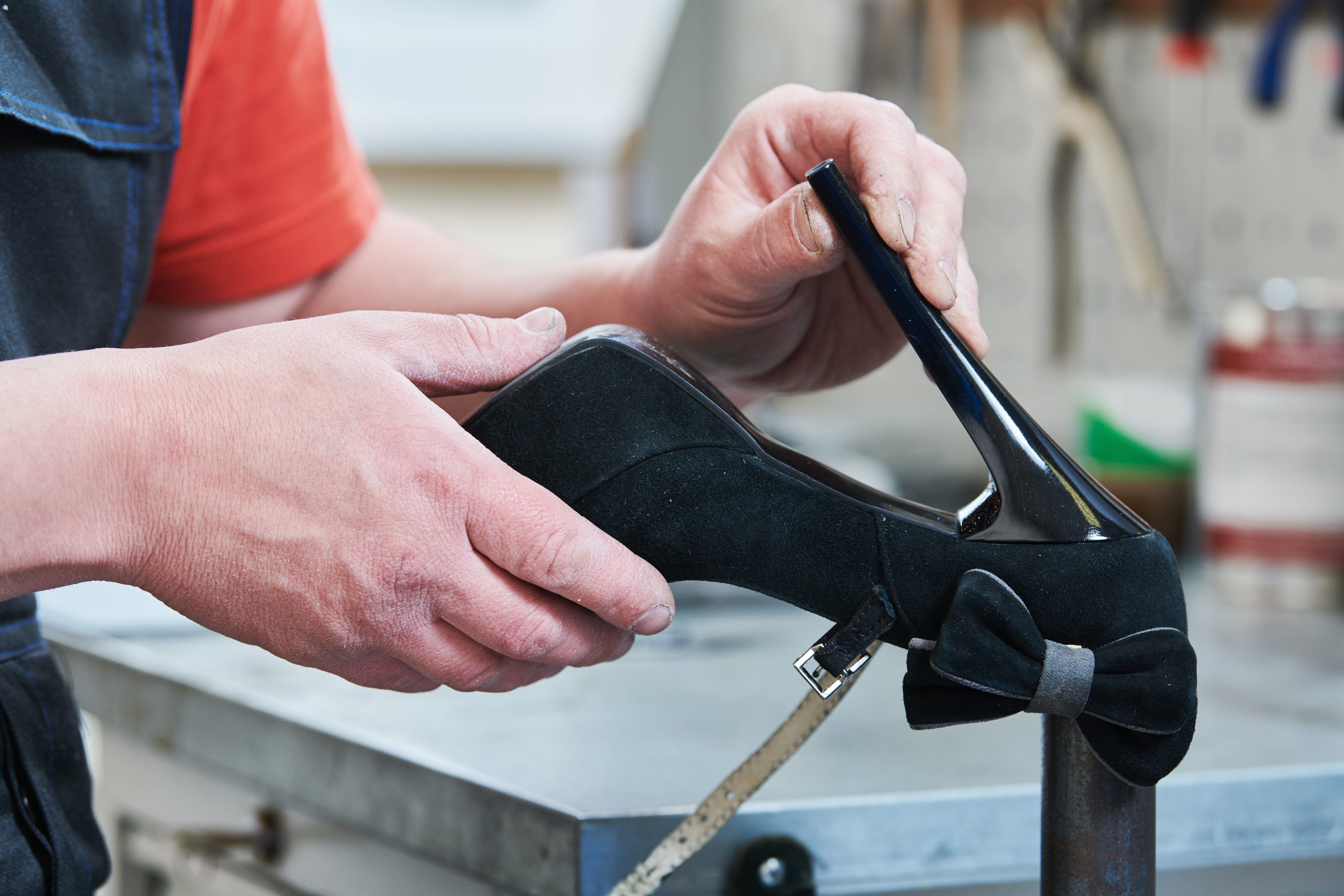 обувная мастерская. обувная мастерская. починка обуви. набойки 8 мм шпилька 2,8. перетяжка каблука на сапоге.