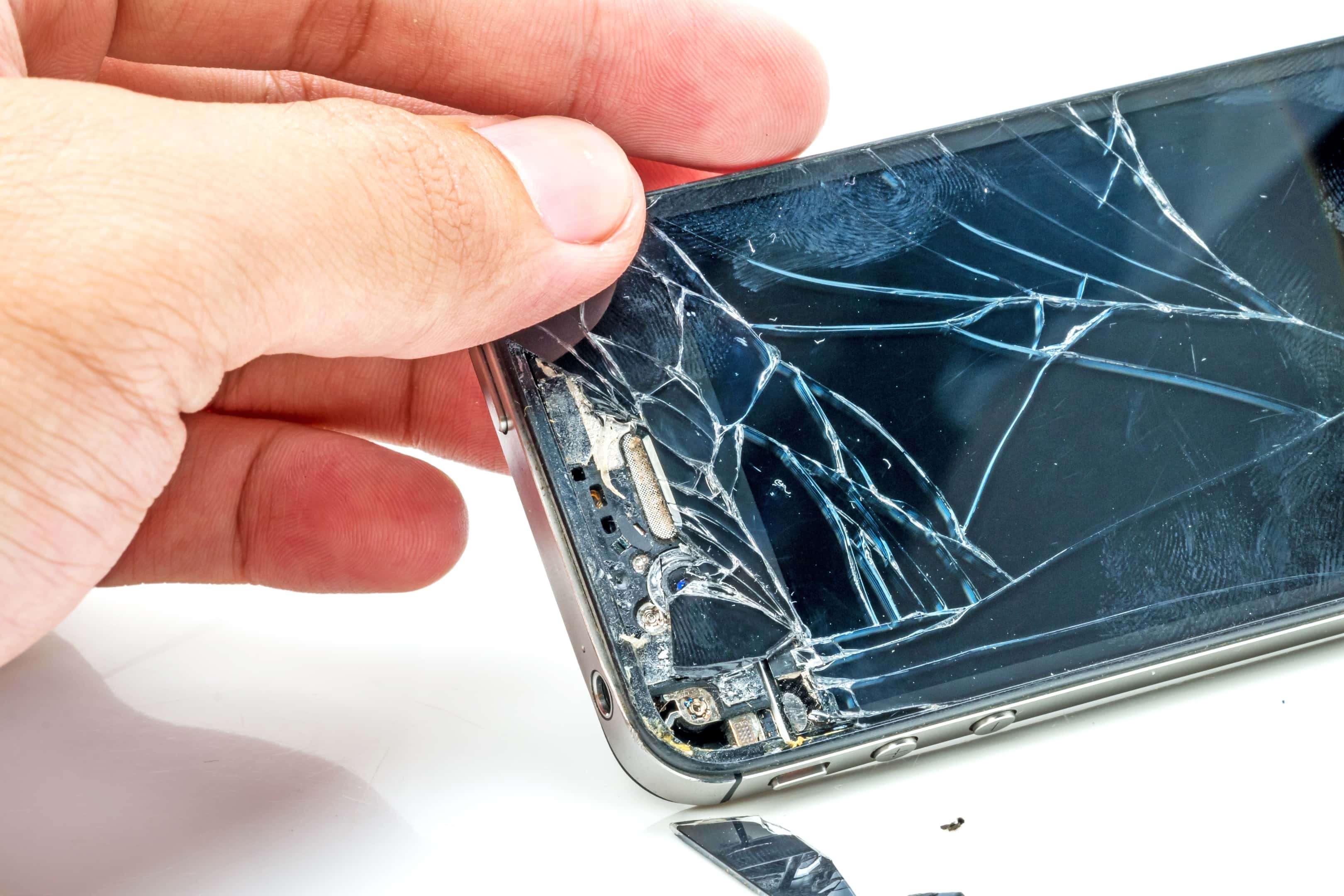 Снять разбитое. Разбитое стекло на телефоне. Разбилось защитное стекло на смартфоне. Разбит экран телефона. Разбитый дисплей телефона.