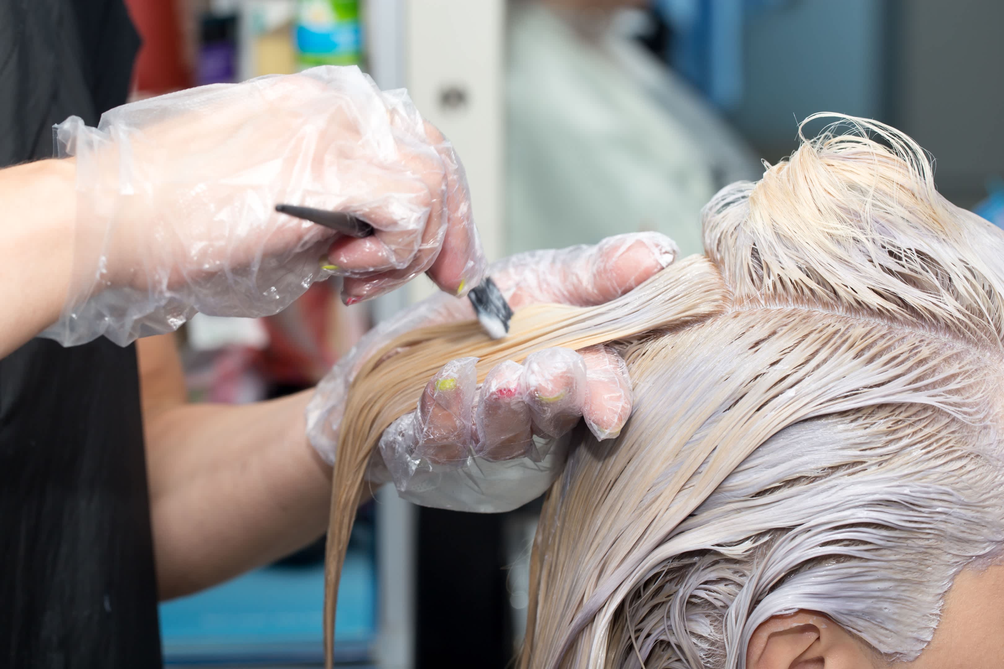 Колорист кто это. Окрашивание процесс. Окрашивание волос процесс. Окрашивание волос в салоне. Процесс обесцвечивания волос.