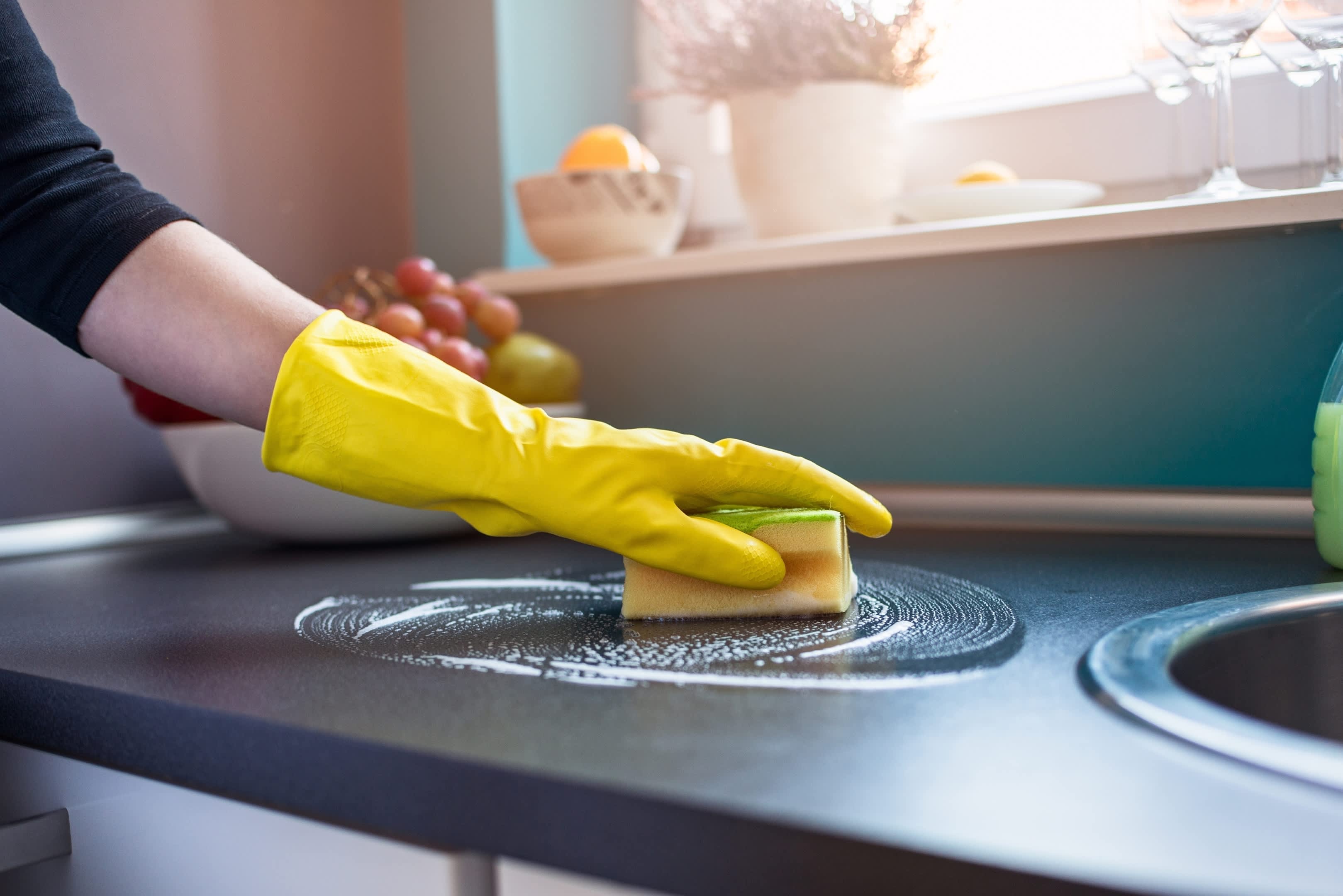 Отмыть жир стены. Уборка кухни. Чистая кухня. Генеральная уборка кухни. Клининг мытье кухни.