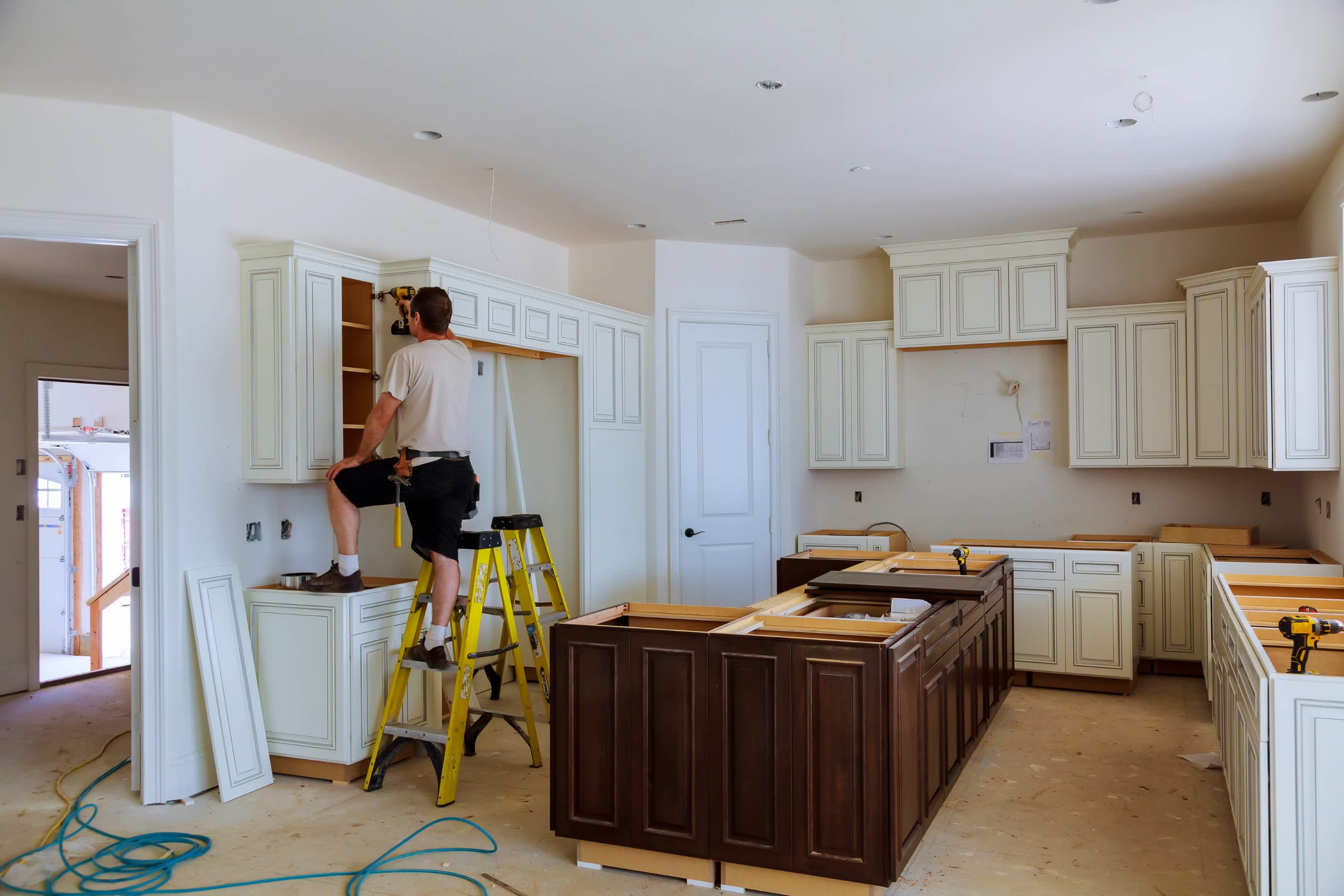 Монтаж кухонных. Реновация кухня. Kitchen Remodeling Contractors in Reno. DIY Kitchen Renovation. Home Remodeling and Repair renovate.