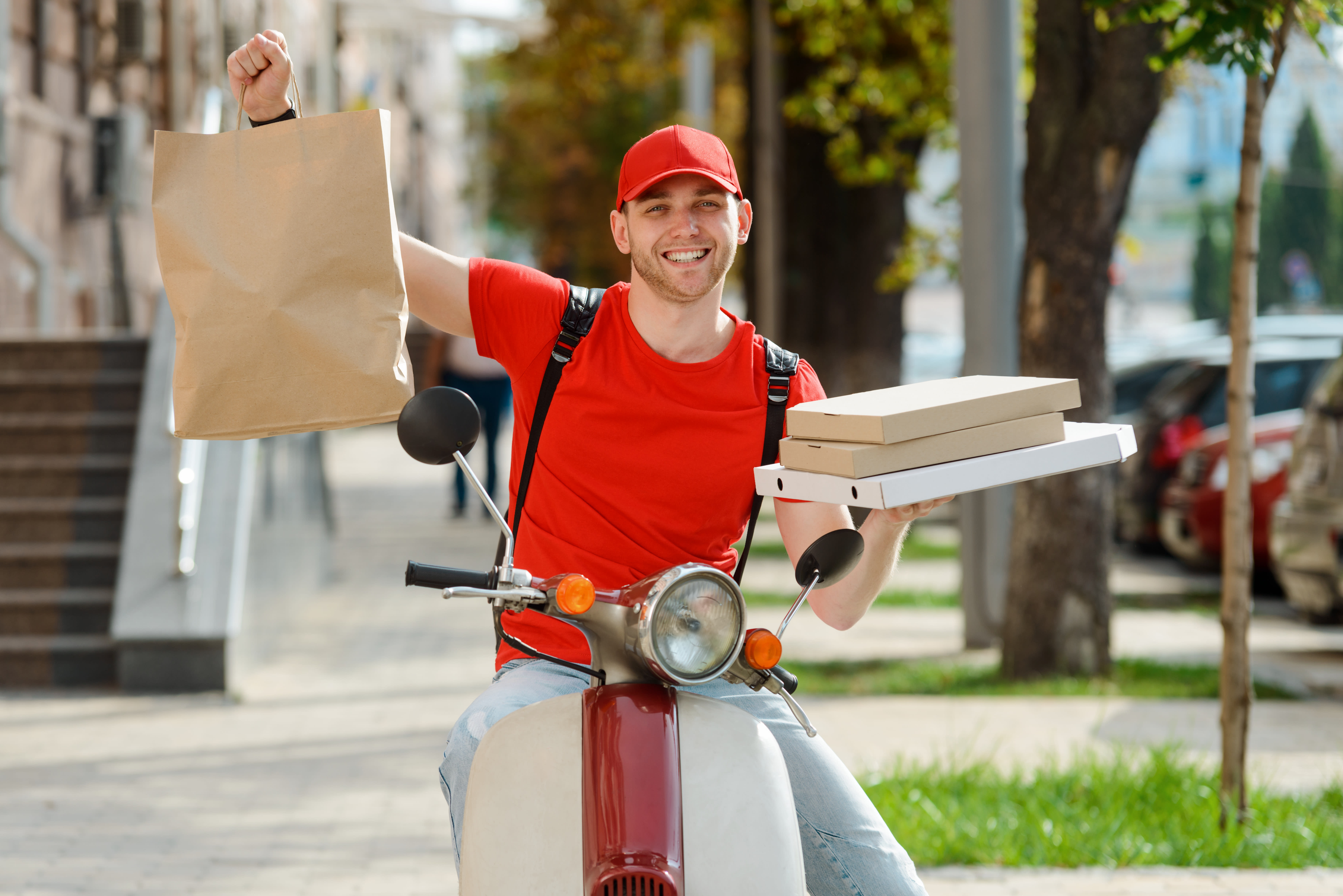 Разносчик. Курьер в Корее. Доставка Shutterstock. Food delivery service. Fast delivery service.