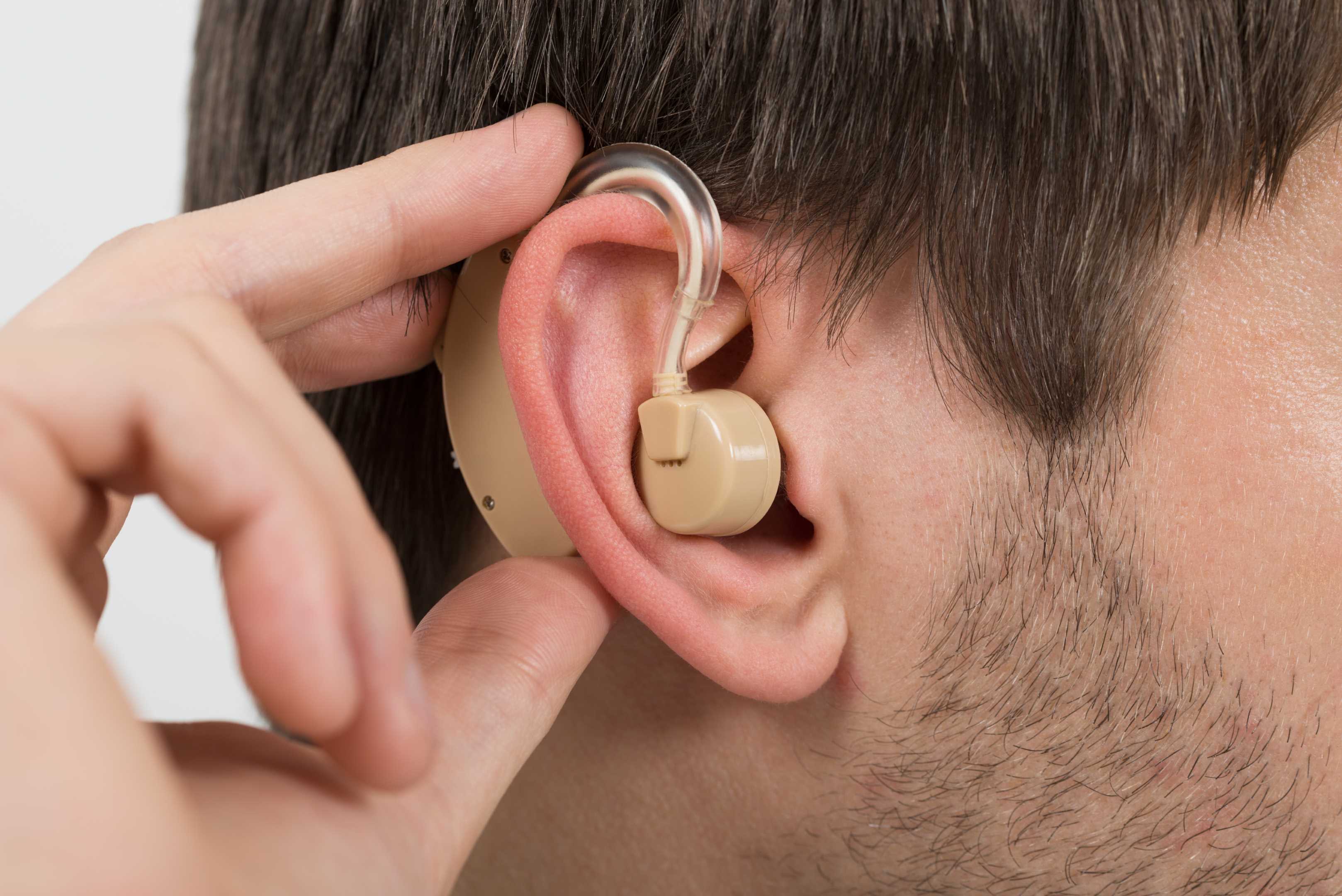 0 hearing. Слуховой аппарат. Надевает слуховой аппарат. Аппарат для слуха.