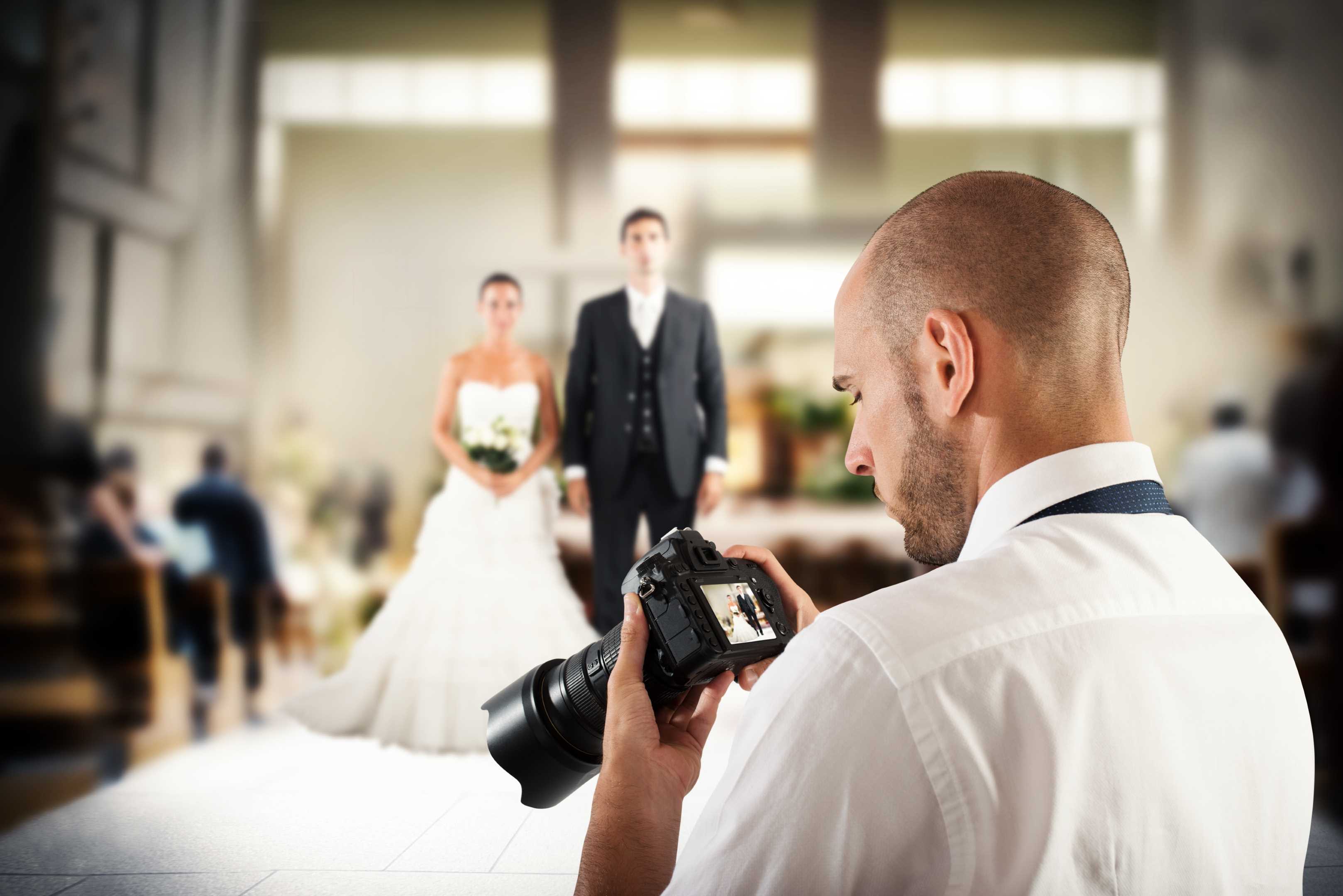 Видео на свадьбу мужу. Свадебные фото. Фотограф и видеооператор на свадьбу. Фотограф на свадьбу. Фотограф и невеста.