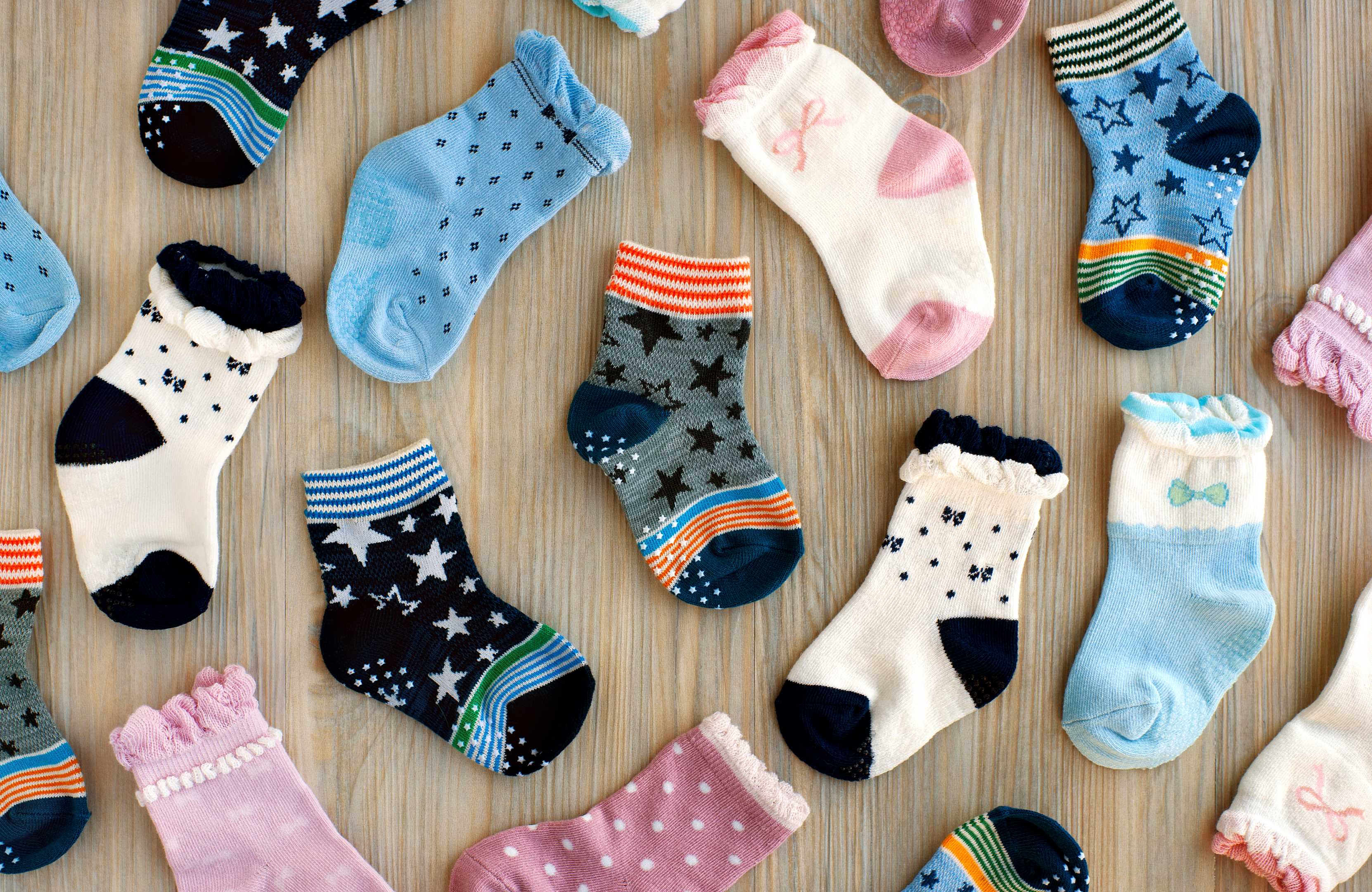 Как использовать носочки. Носки детские. Детские носки много. Носки детские Kids Socks. Носочки в садик интересные.