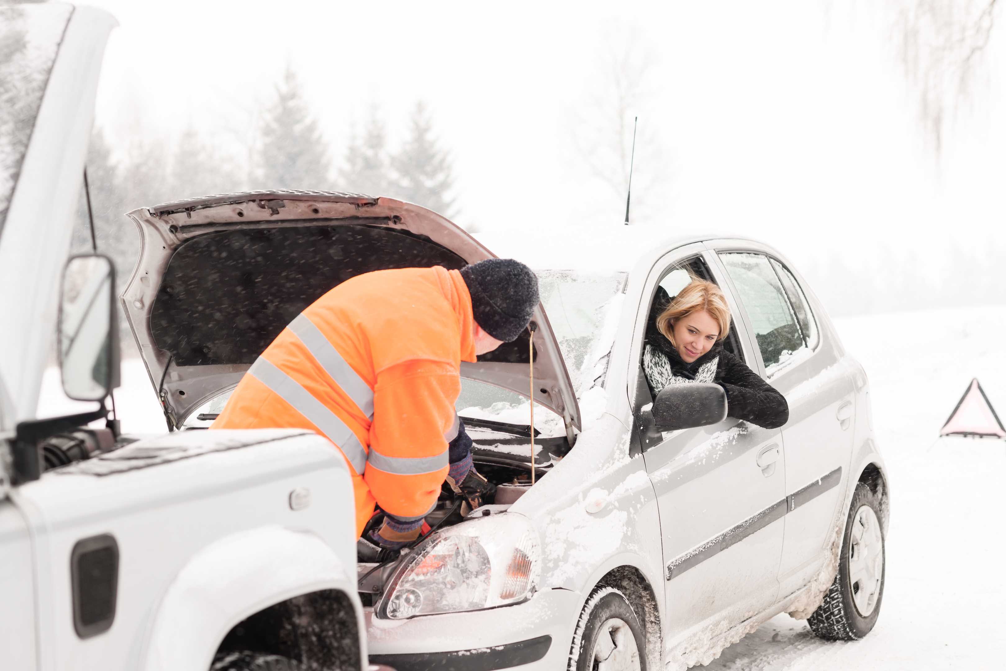 Помощь снежку. Сломалась машина зимой. Человек чинит машину в снегу. Сломалась машина на дороге зимой. Машина сломалась в Мороз.