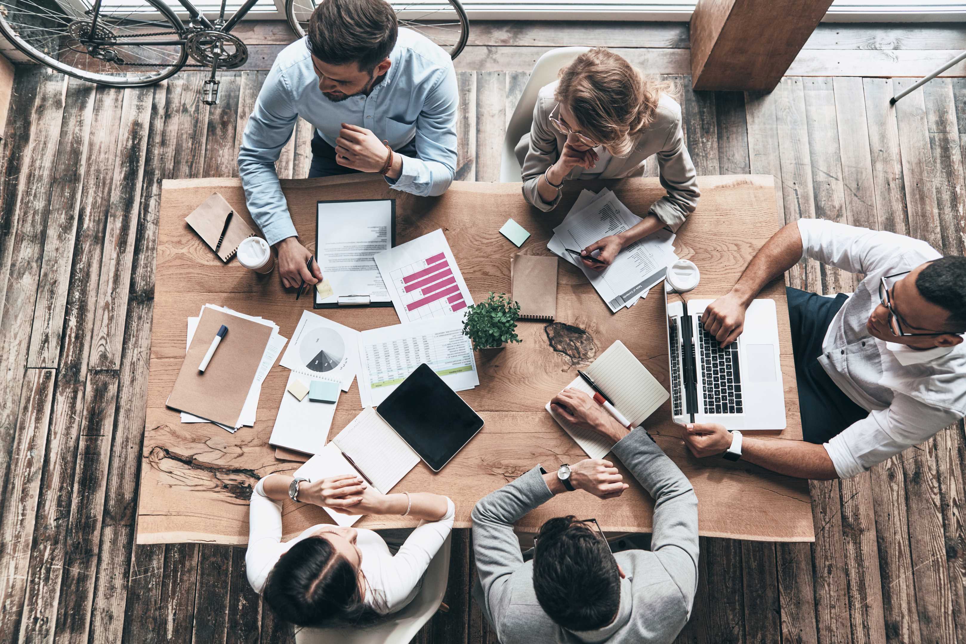 бежевая палитра. характеристика цвета в психологии таблица. значение цветов. сочетание цветов с бежевым в одежде. психология цвета.