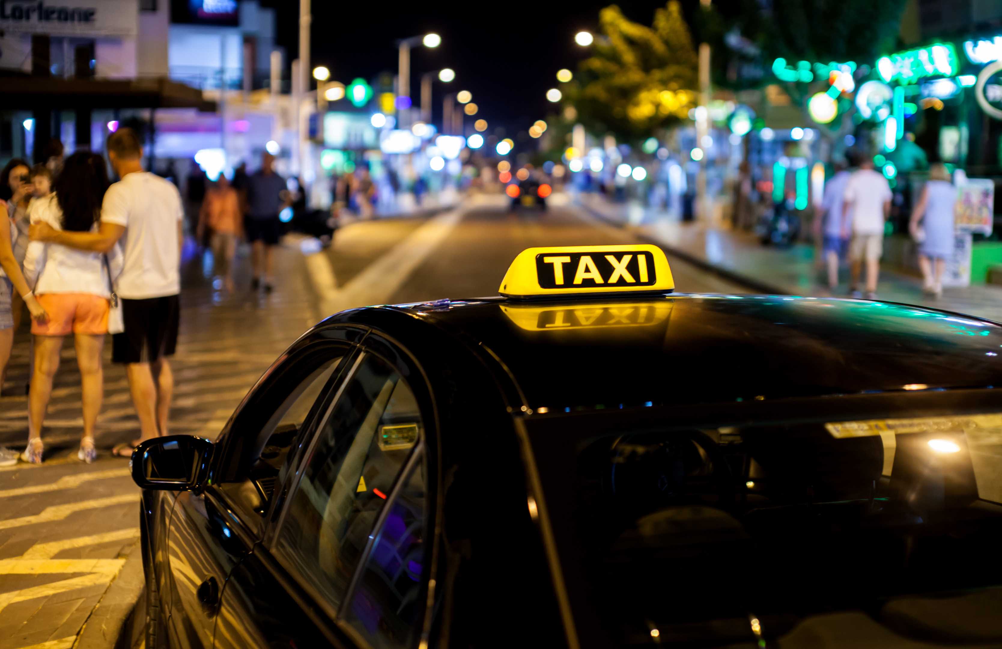 Хоррор такси. Такси. Такси ночью. Такси в ночном городе. Такси ночной город.