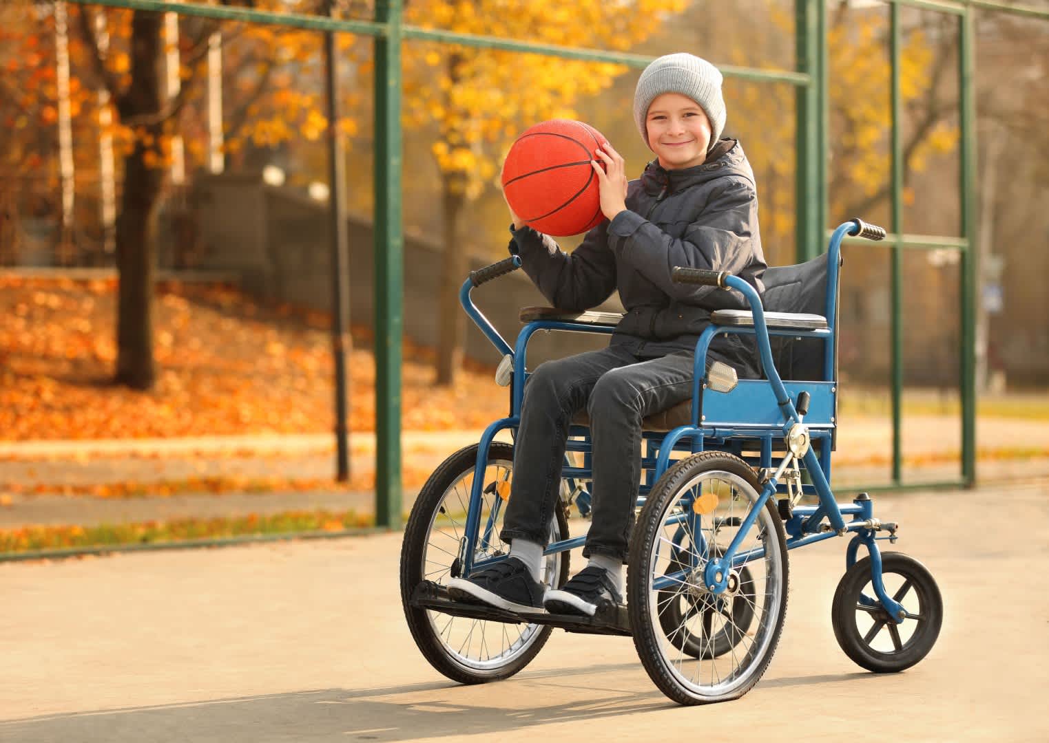 Мальчик в инвалидной коляске