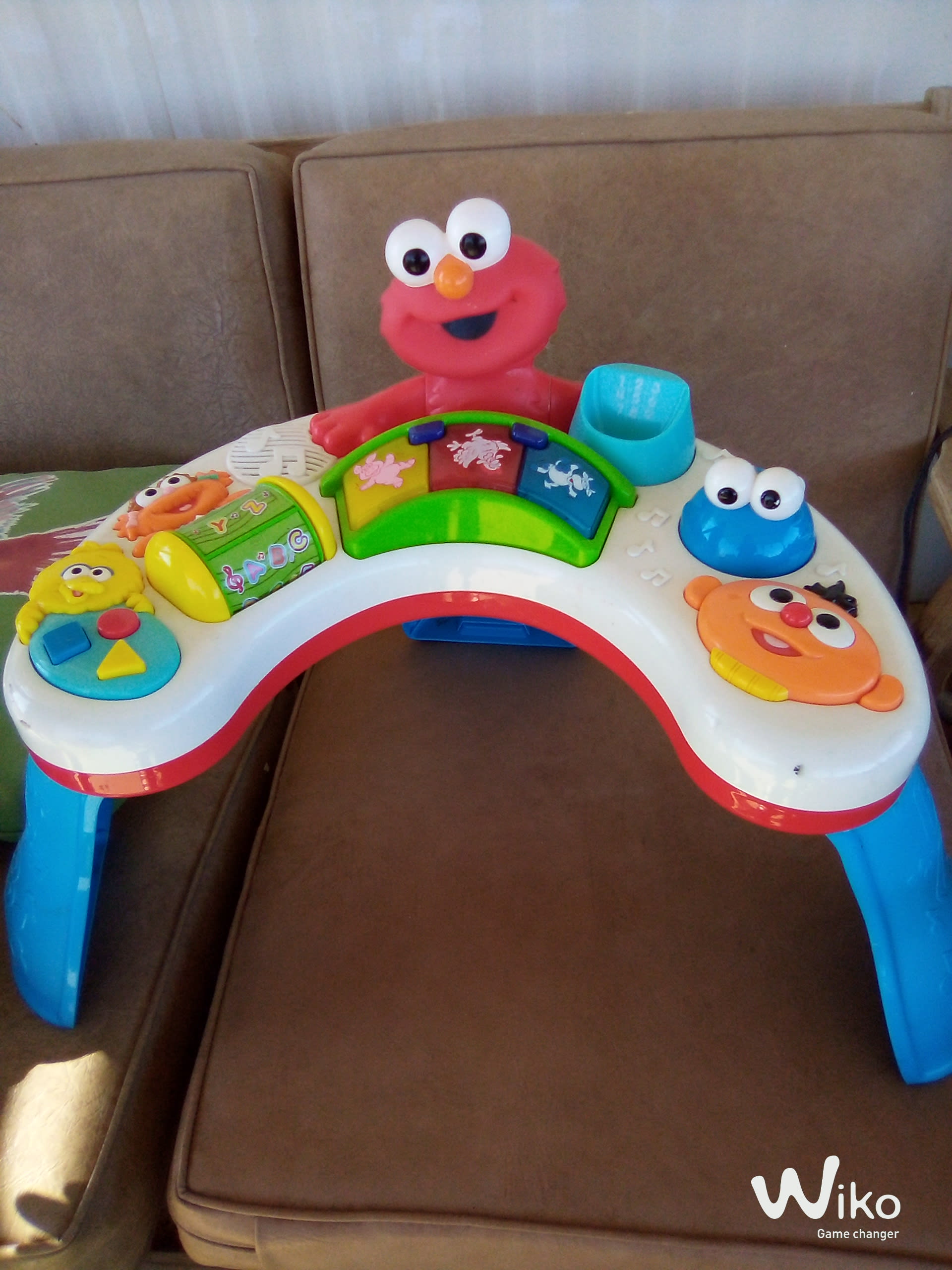 Elmo's sing and store teach table