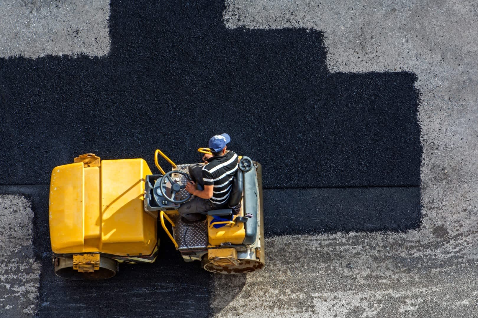 Road maintenance. Асфальтовая крошка.