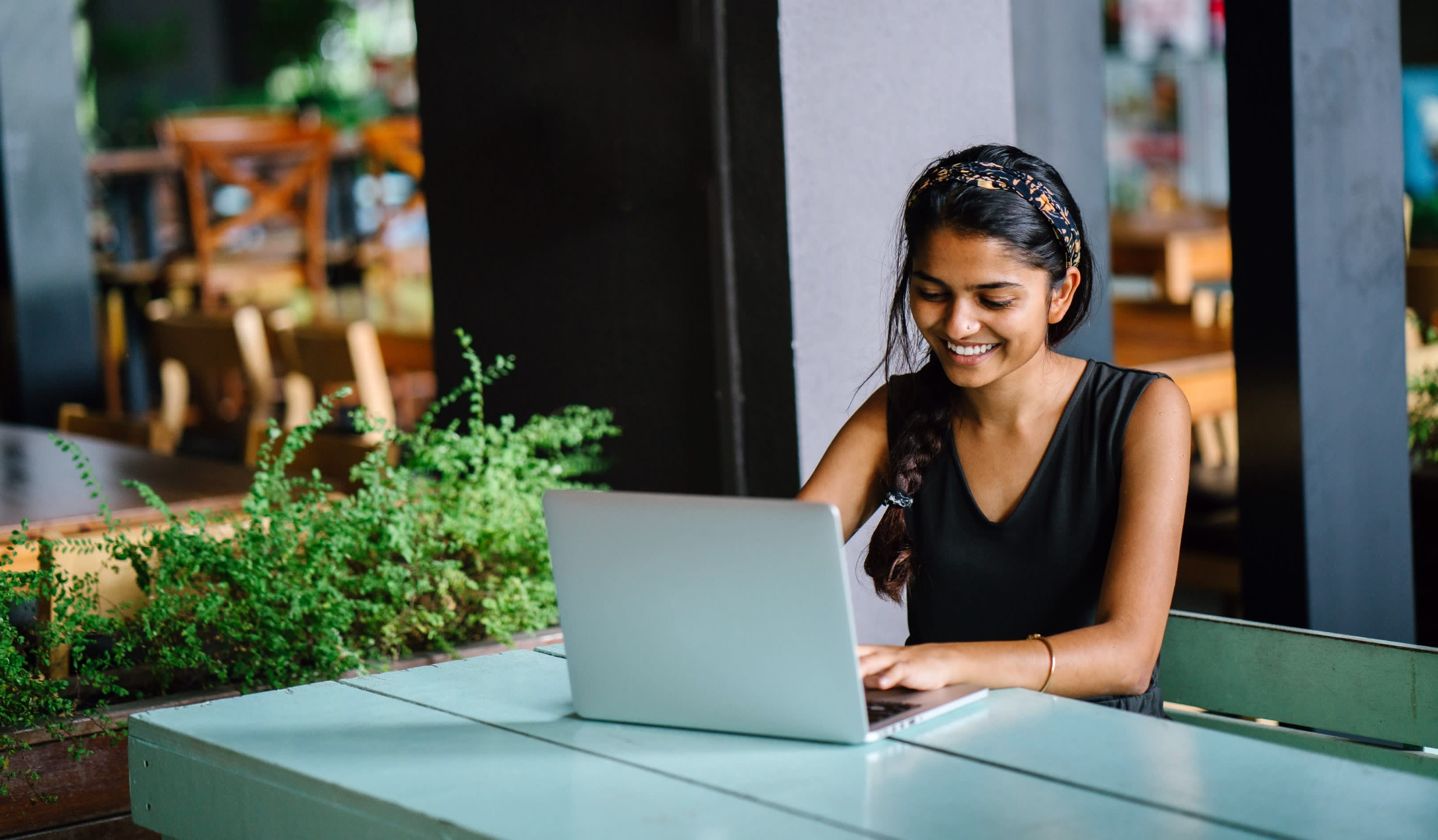 Где сидят женщины. Developer woman. Girl in Front of Laptop. Woman Development. Walk in work.