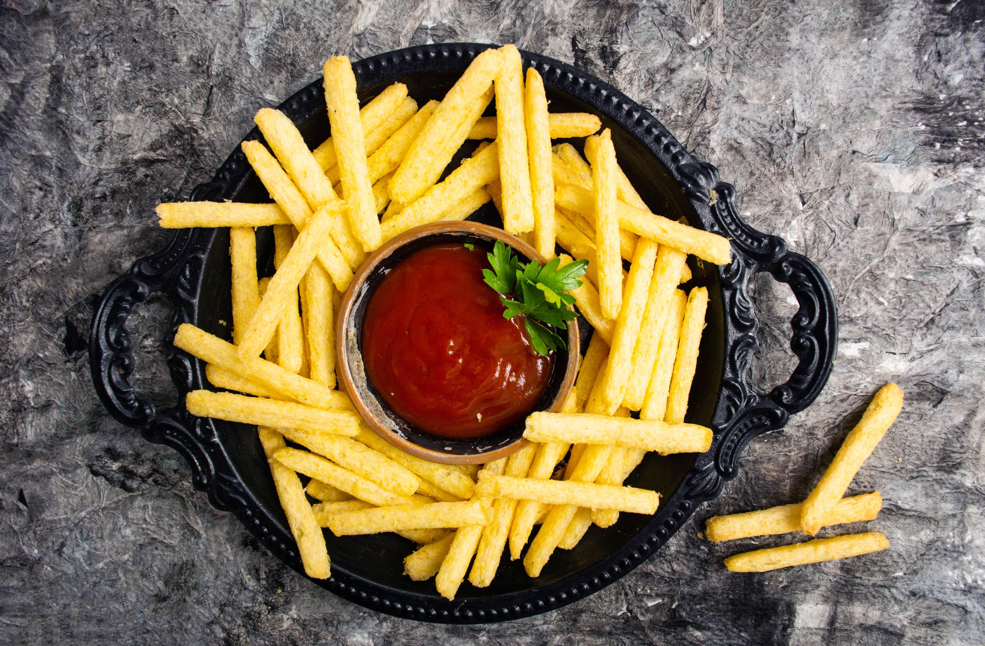 Uma porção de batatas fritas, batatas fritas