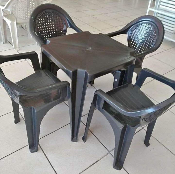 Jogo de Cadeiras de plástico (1 Mesa + 4 Cadeiras) Duoplastic. - ATACADÃO  DA BAIXADA