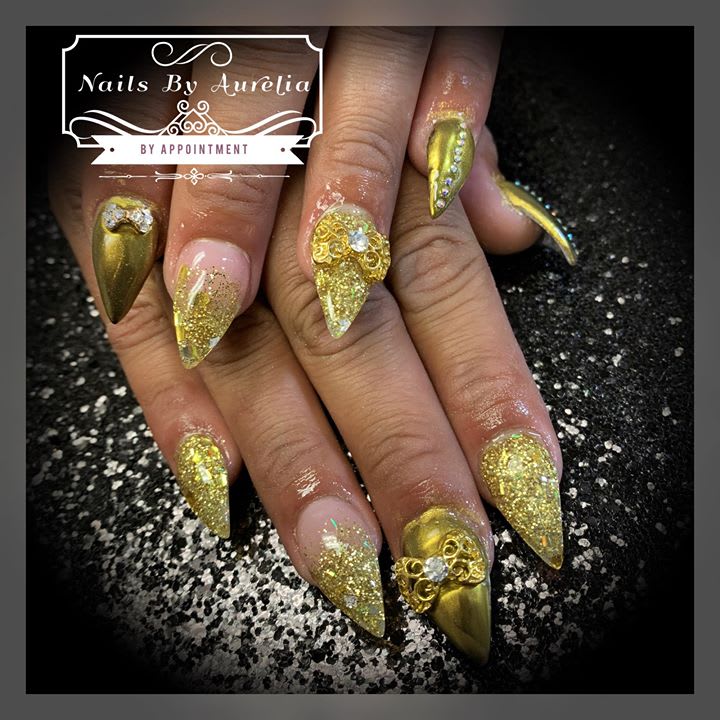 gold flake nails  Manicura de uñas, Uñas postizas de gel, Uñas de gel  bonitas
