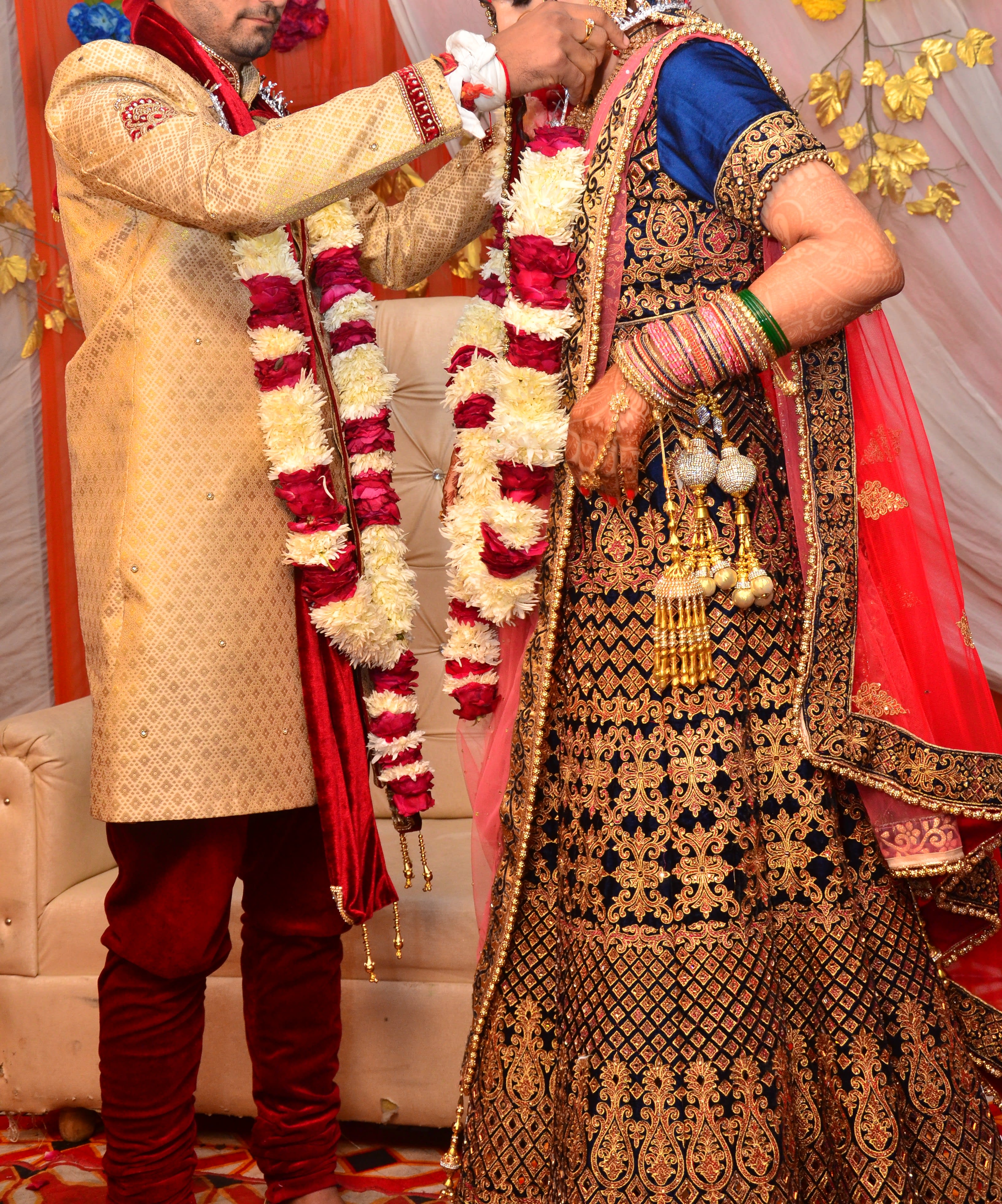 35+ Gorgeous Varmala Design Ideas For Indian Weddings | Indian wedding,  Indian wedding garland, Indian bridal