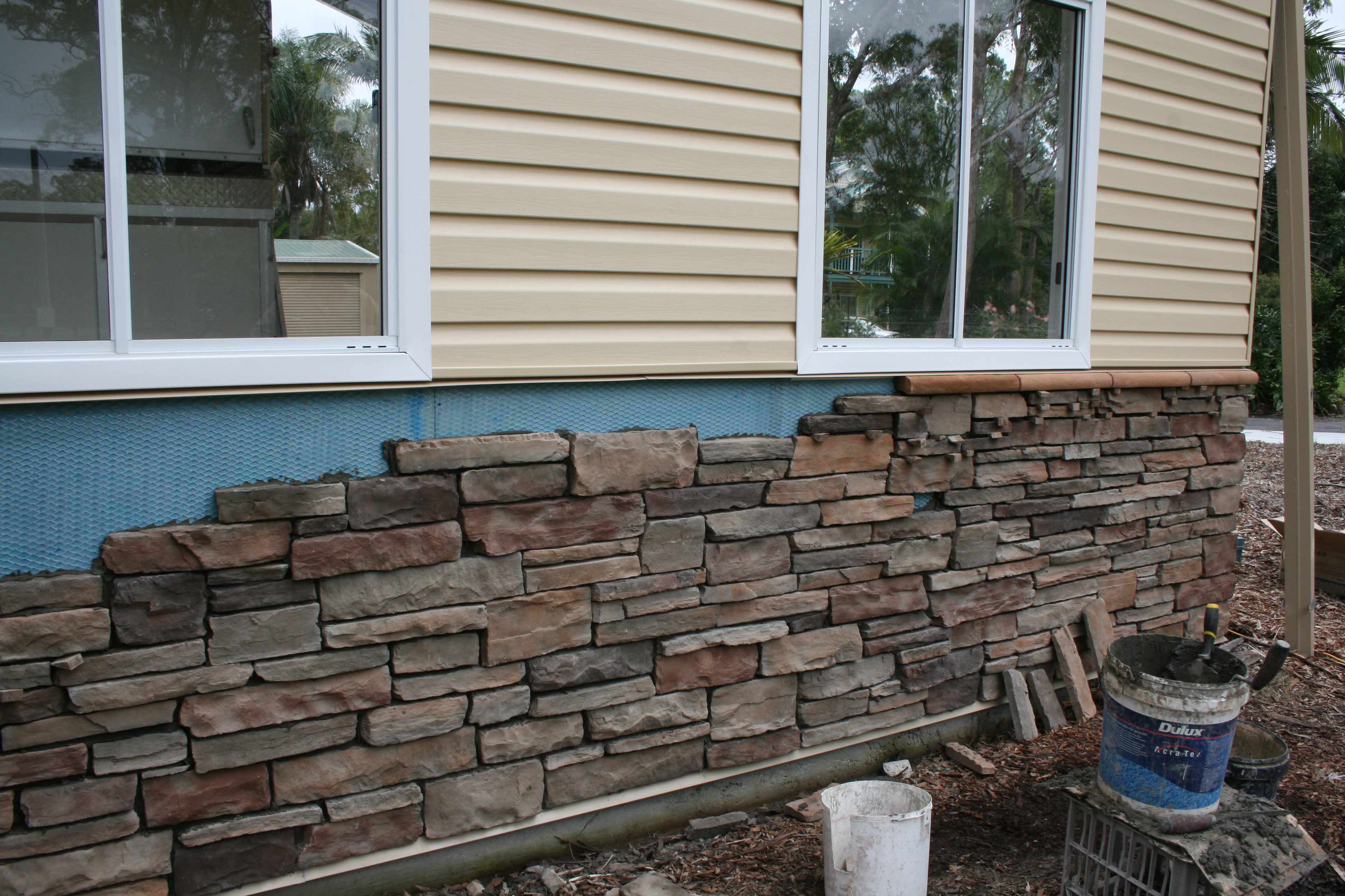 stone veneer dining room wall