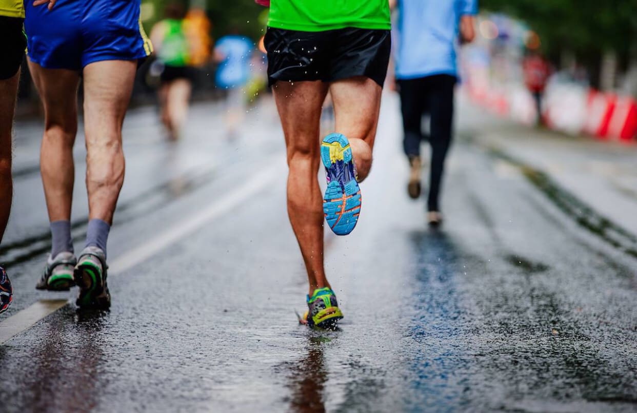 Some run. Вода на забегах. Бег в воде. Подарок бегуну на марафон. Бег смазанное фото.