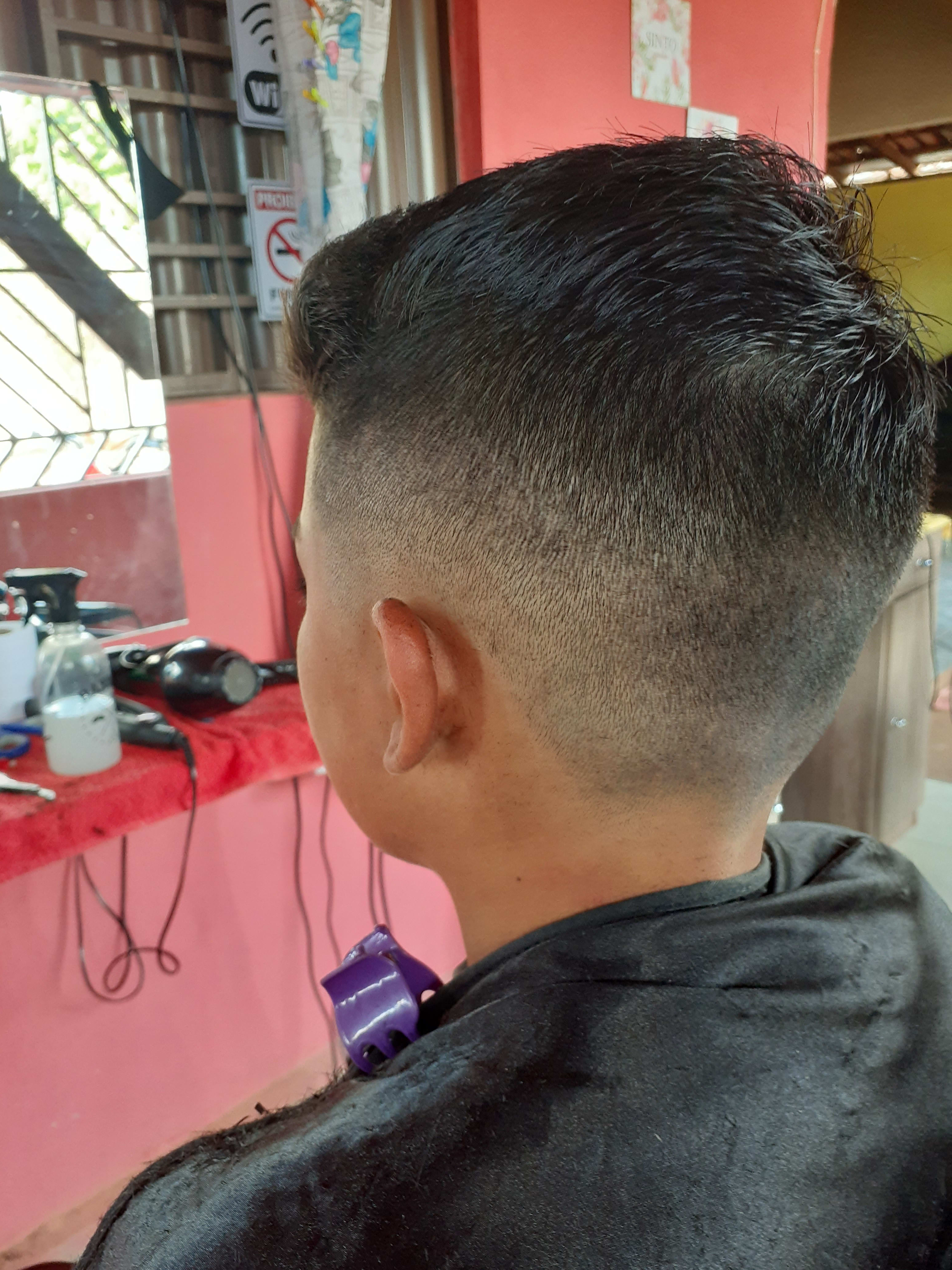 Moicano em degradê com listra - Barbearia Talibã