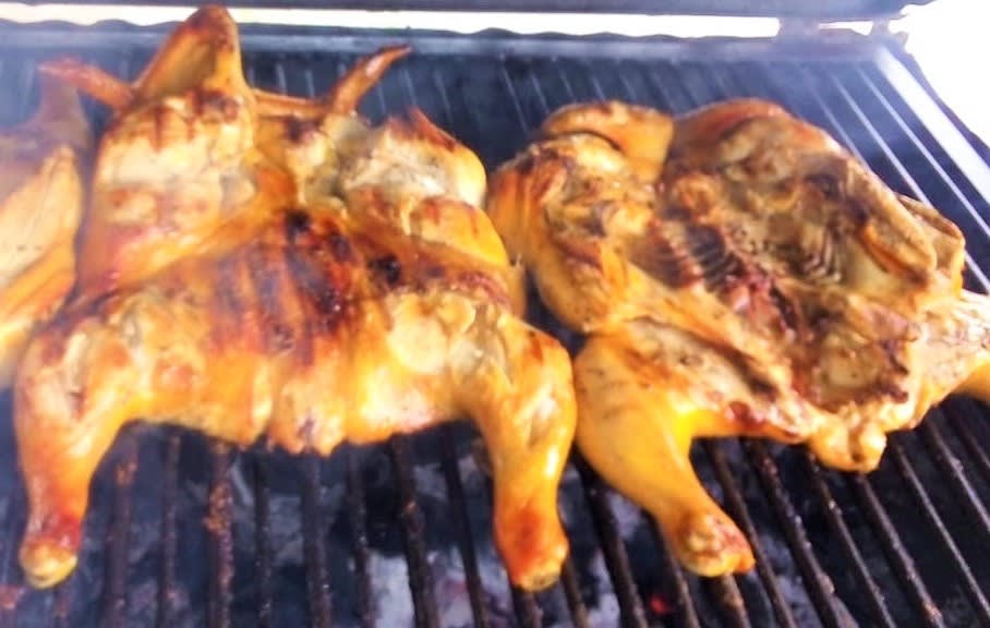 1 pollo grande, costilla de cerdo y longaniza asados al carbón.