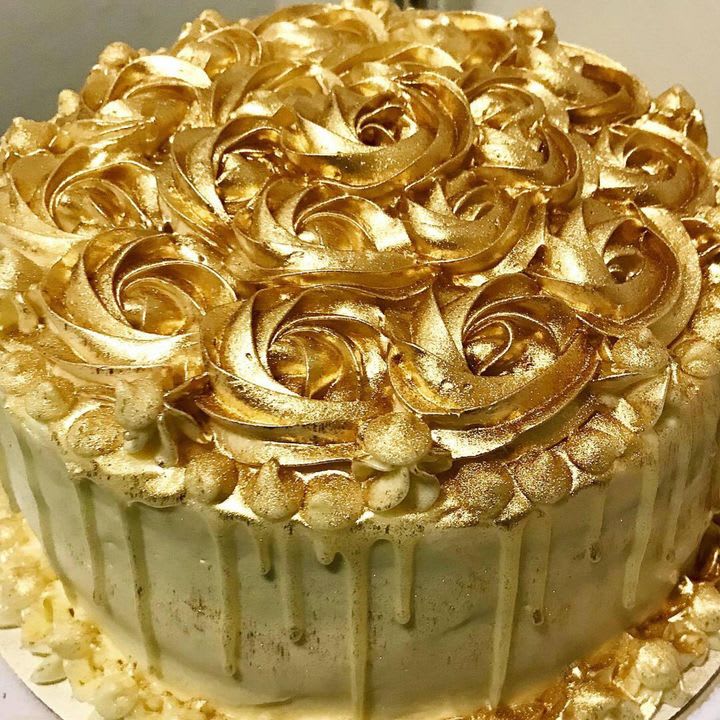 Buttercream frosting cake with edible gold foil 😍 #ediblegold #buttercream  #frosting #edible #engagement #sugarfrillcakesbyorancy…