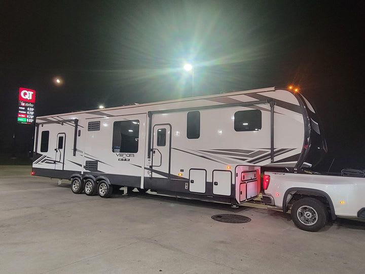 Campers Transport & Hauling Services Moving Mountains RV Hauler