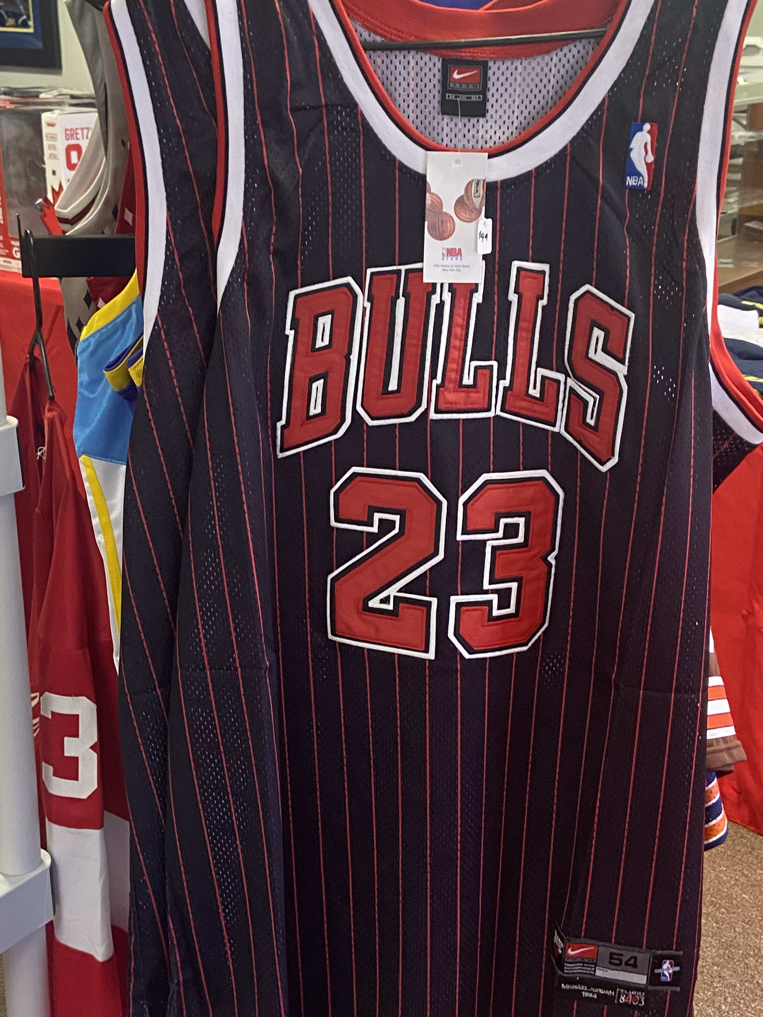Michael Jordan #23 - Chicago Bulls Jersey - Sports Memorabilia - B