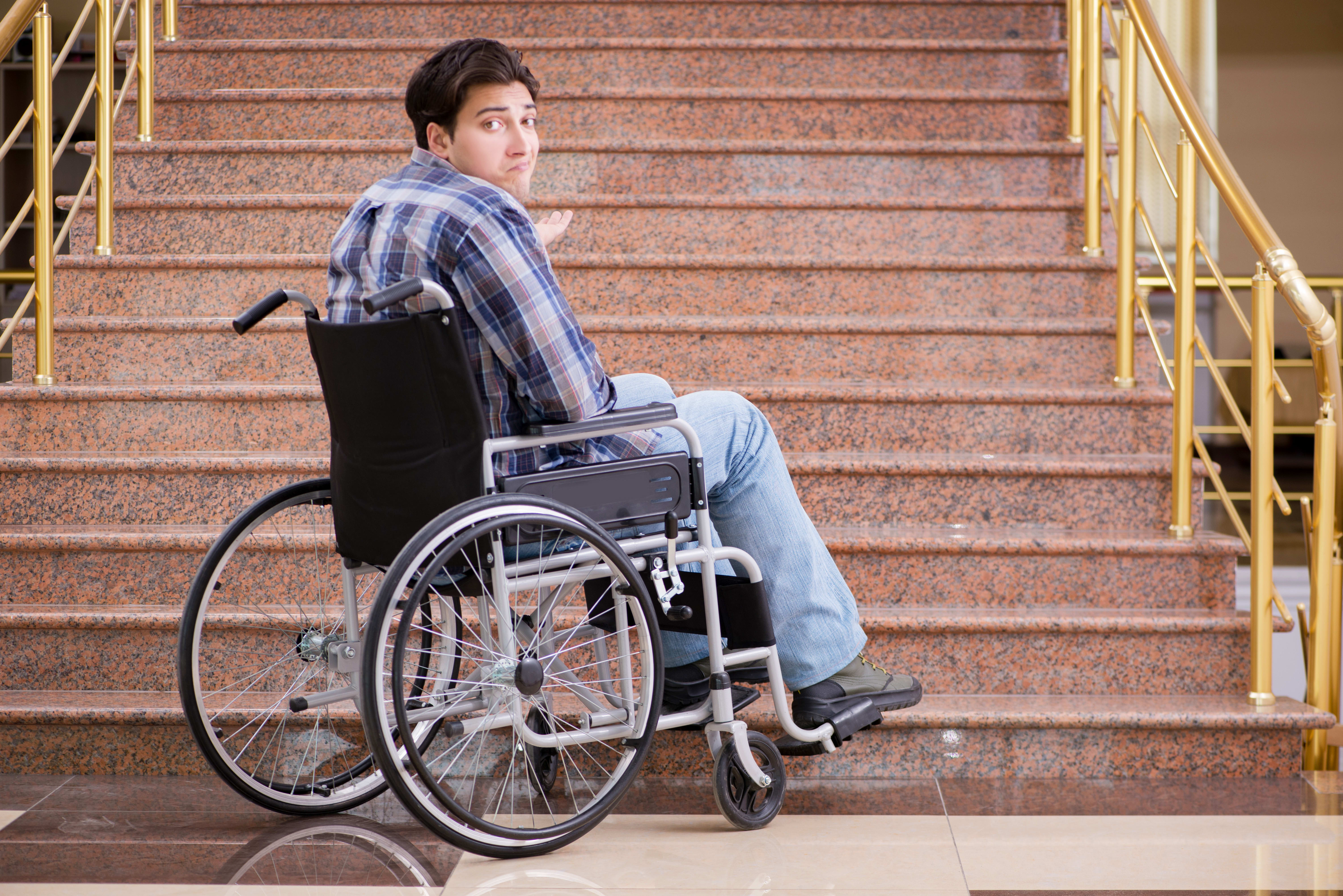 Человек в инвалидном кресле