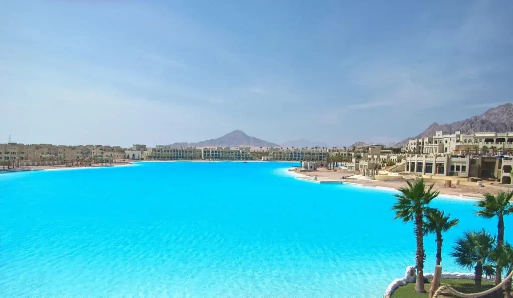 biggest swimming pool in the world