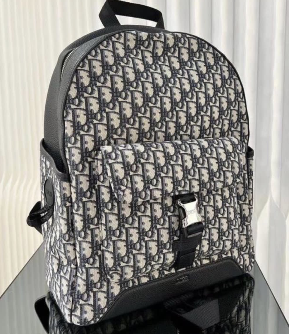 Dior リュック・バックパック Rider 2.0 Zipped Backpack Black Dior Gravity Leather and