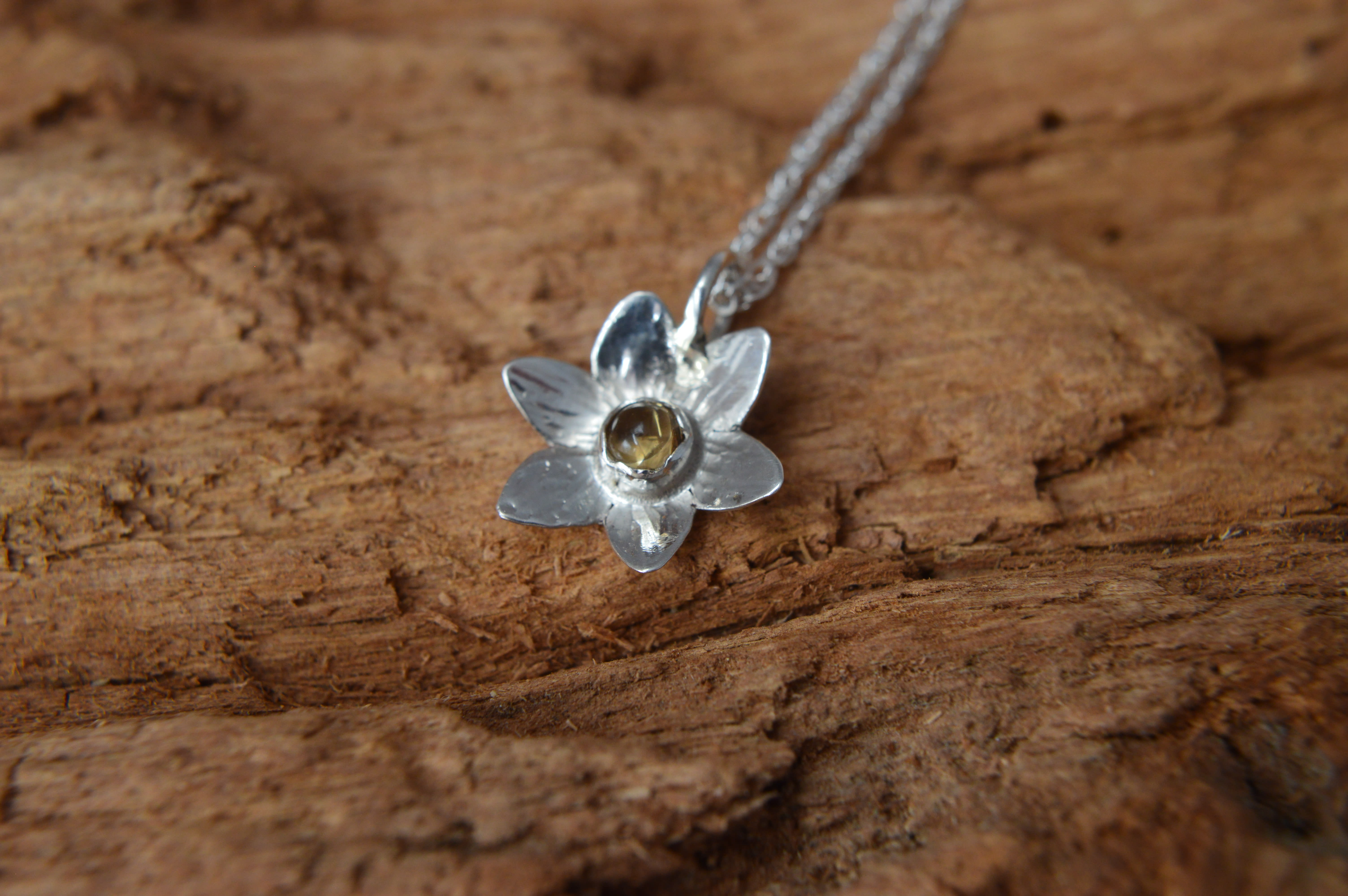 Silver hot sale daffodil necklace