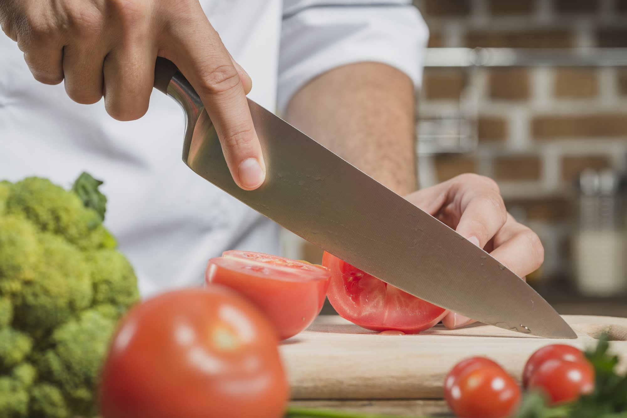 2 Keys to Kitchen Knife Safety: Keeping Knives Sharp and Hand Position  While Cutting – Gotta Eat, Can't Cook, image size:2000x1334