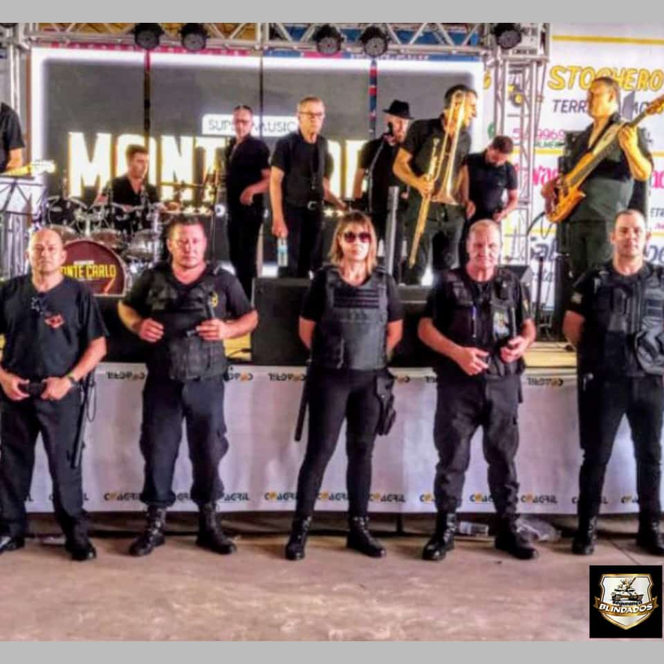 Equipe em evento noturno