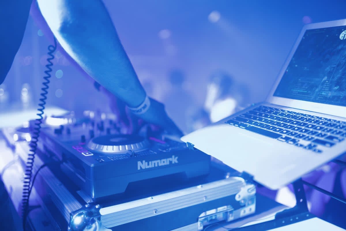 Reasons You Should Hire a Professional DJ Instead of Using a Playlist