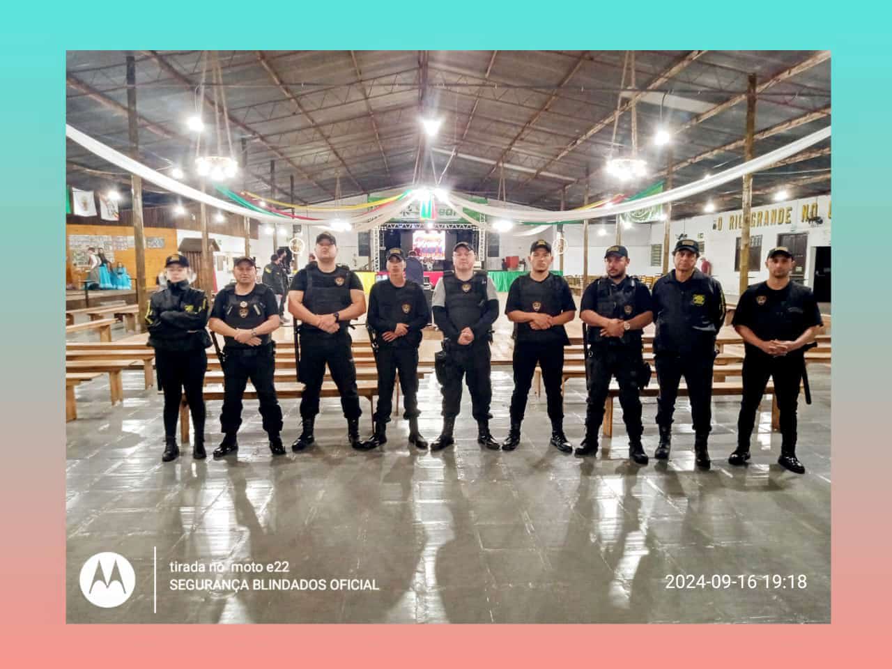 Equipe em pavilhão de feira