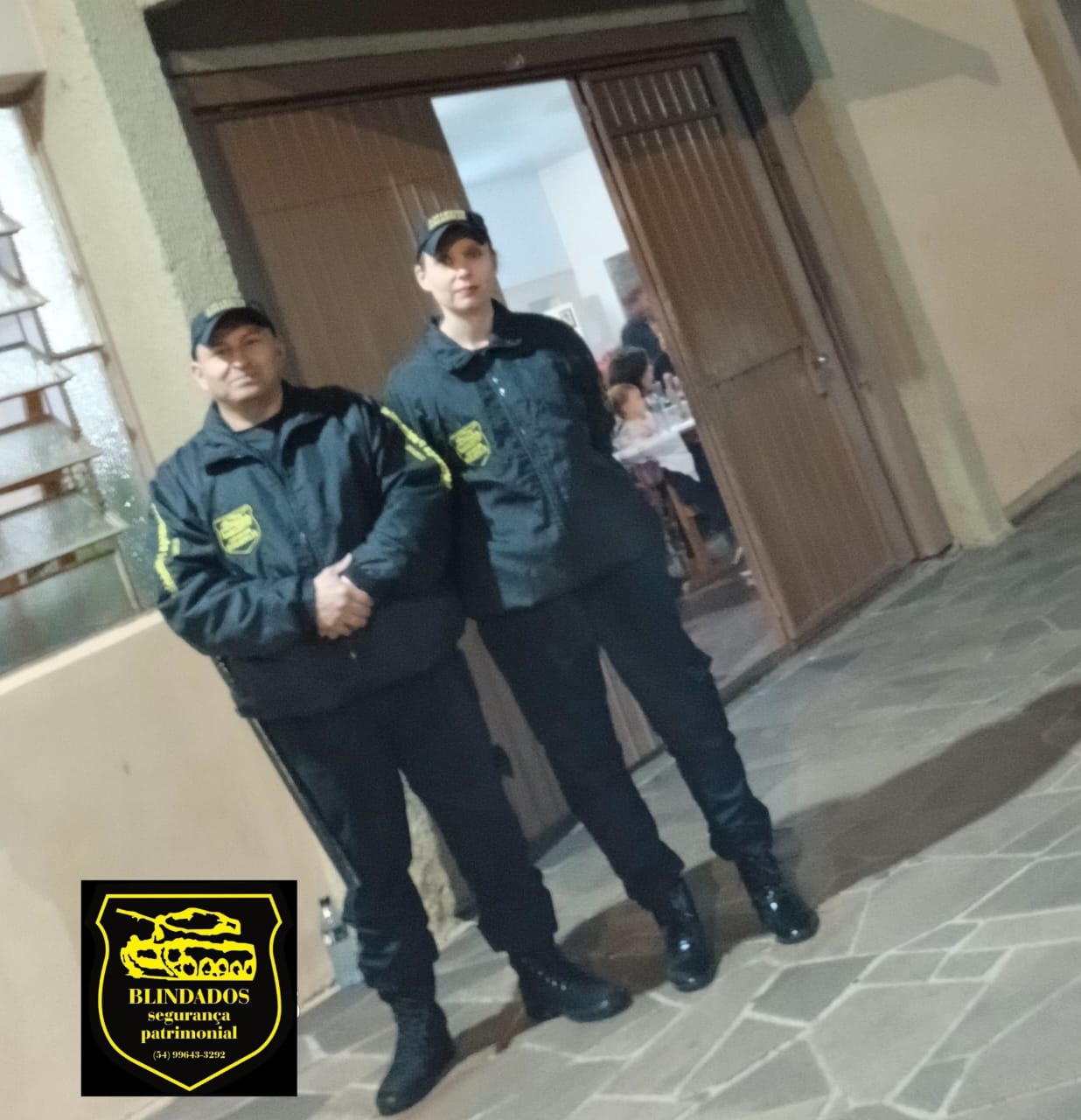 Dupla de seguranças na entrada de um evento