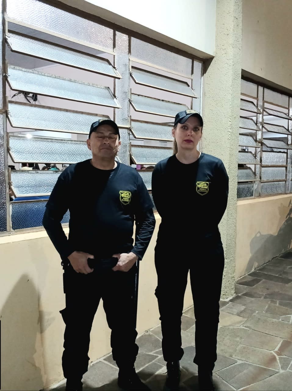 Dois profissionais da Blindados em serviço
