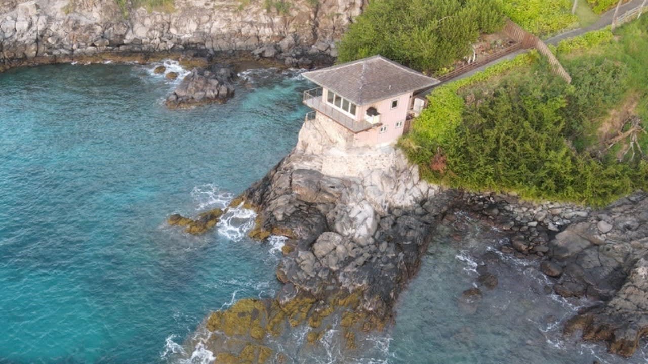 Unique ocean-front home in Kapalua, Maui